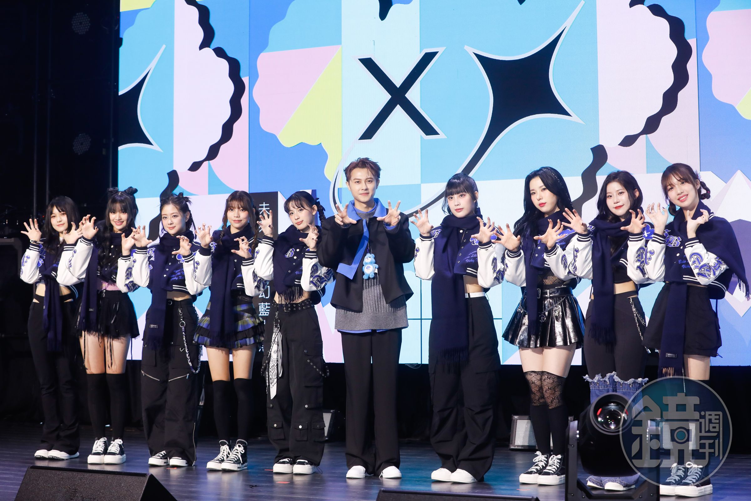 王子邱勝翊站台幻藍小熊記者會，送上圍巾祝賀。左起許媛媛、Nico、XXIN、Vicky、毓、王子、Bido、Ayeon（阿勇）、容容、采甄。