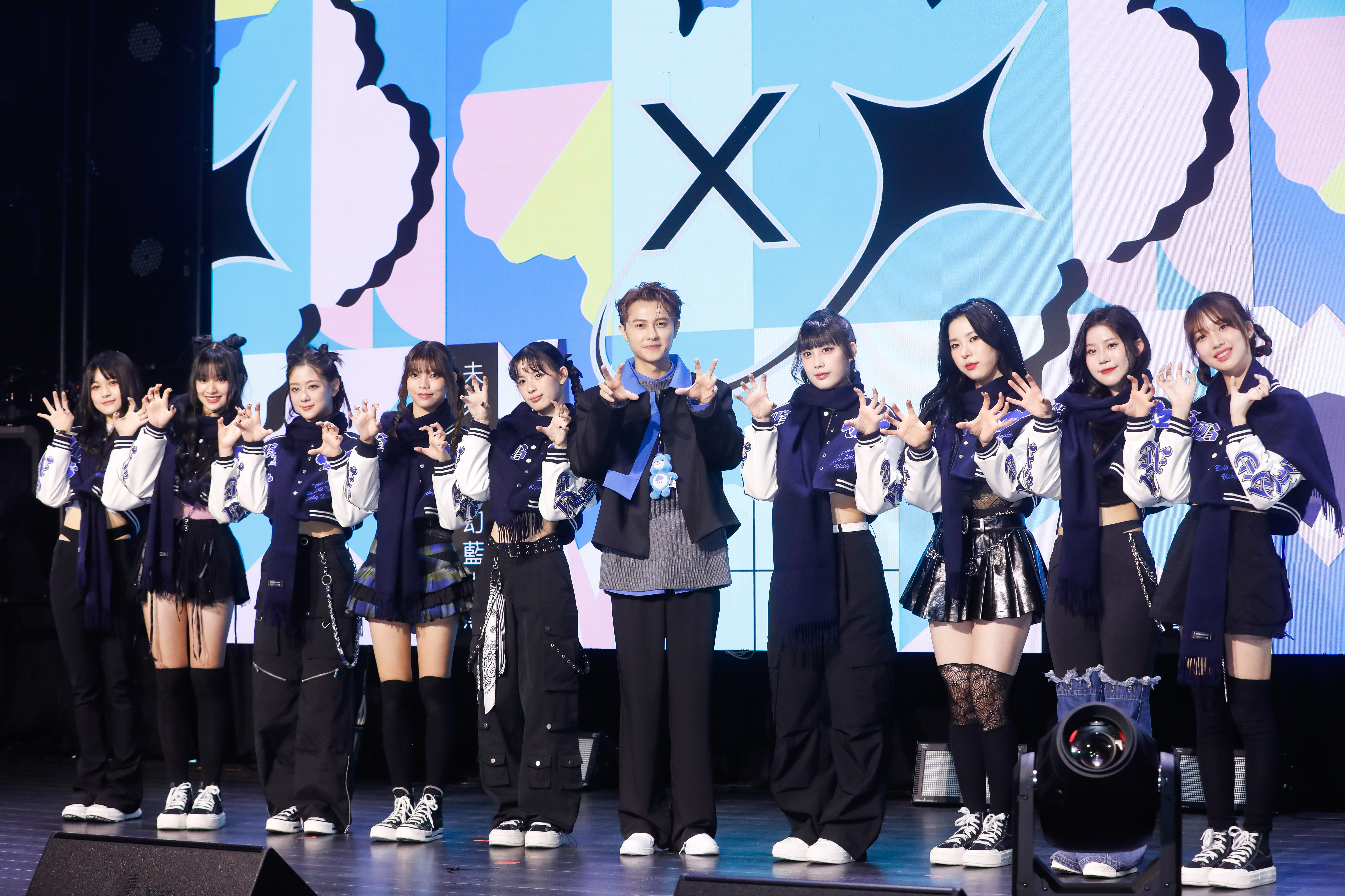 王子邱勝翊站台幻藍小熊記者會，送上圍巾祝賀。左起許媛媛、Nico、XXIN、Vicky、毓、王子、Bido、Ayeon（阿勇）、容容、采甄。