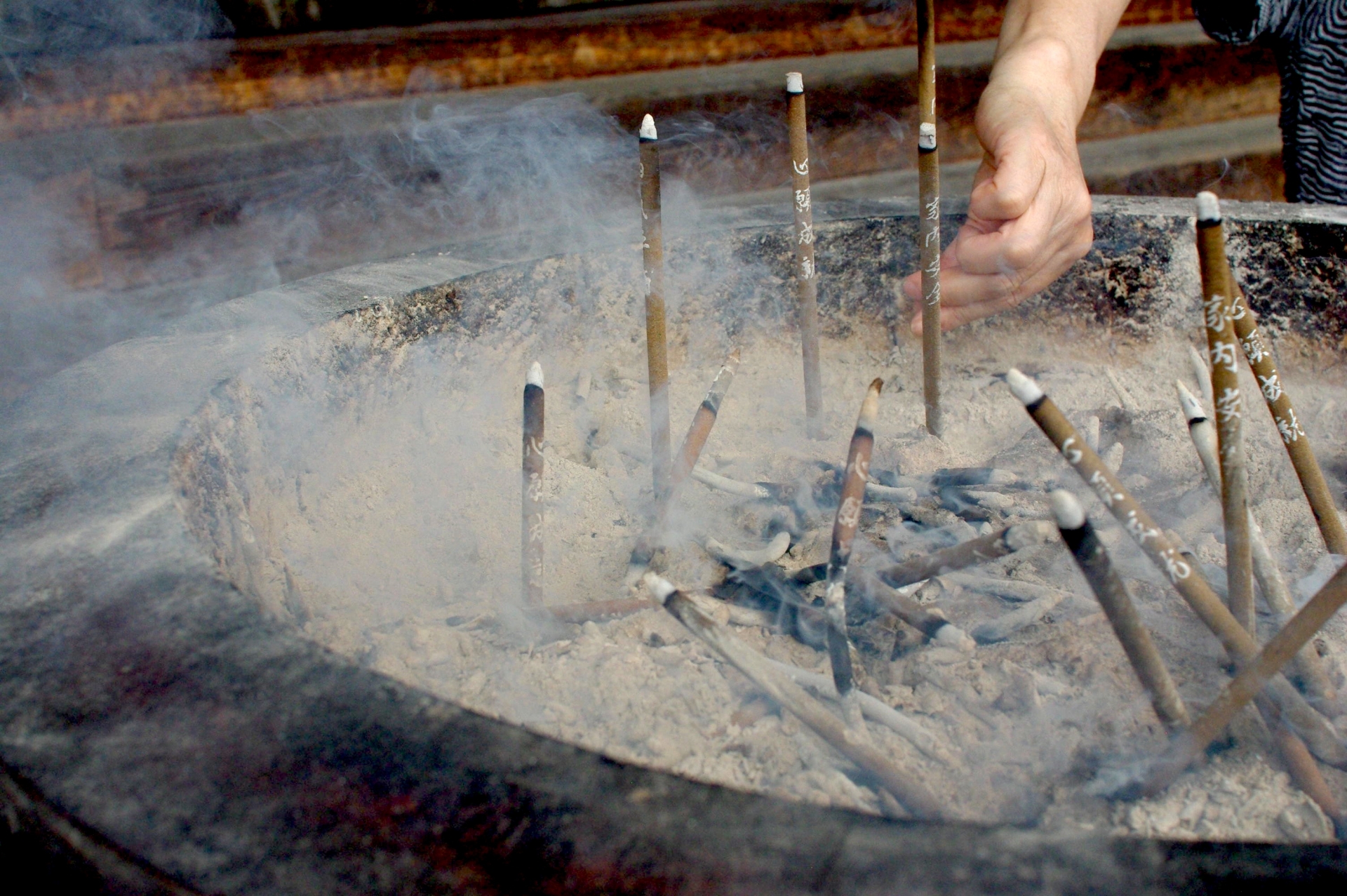 北斗天后宮廟方清理香爐時，驚見塗硃砂的不明骨骸，疑遭人下降術。（示意圖，photoAC）