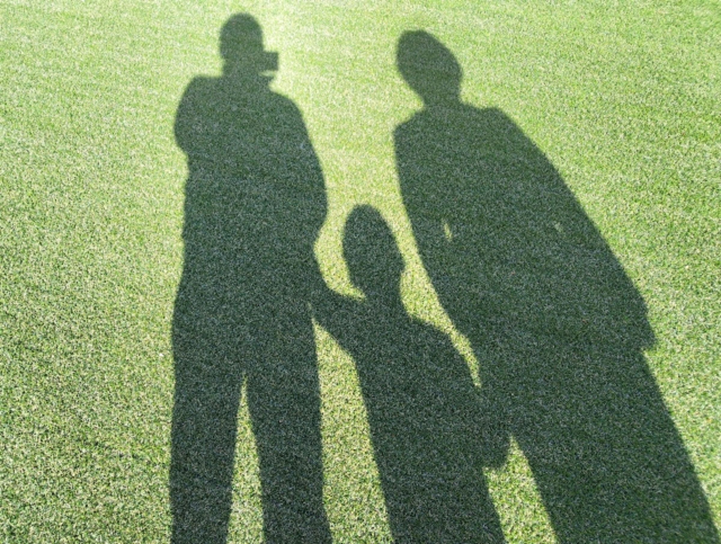 一名人妻不滿老公囂張把外遇的私生女帶回家讓婆婆扶養,憤而提告求償。(示意圖,photoAC)