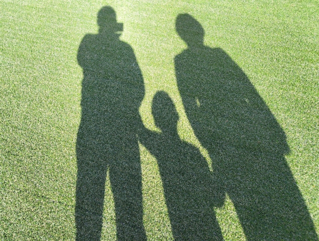 一名人妻不滿老公囂張把外遇的私生女帶回家讓婆婆扶養，憤而提告求償。（示意圖，photoAC）