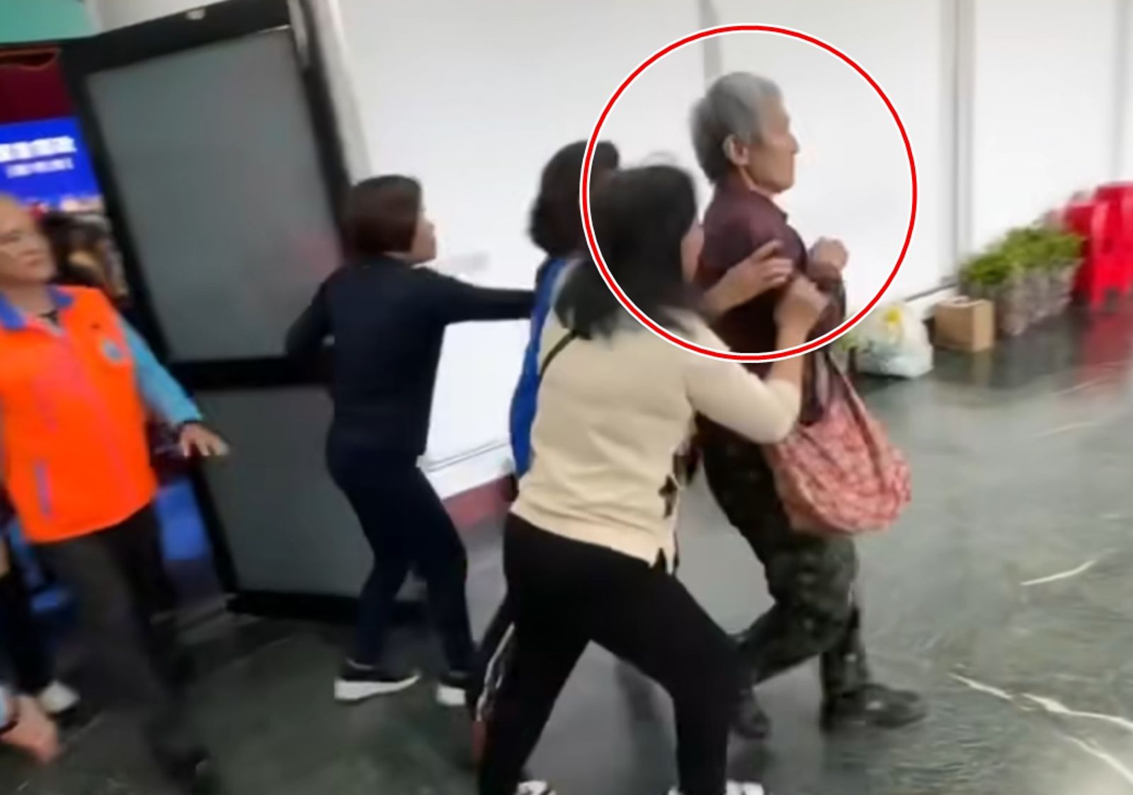 退休教師「葉霸」葉春蓮直呼傅崐萁是「通匪」,結果被人架出場,引發網路熱議。(翻攝自周軒臉書)