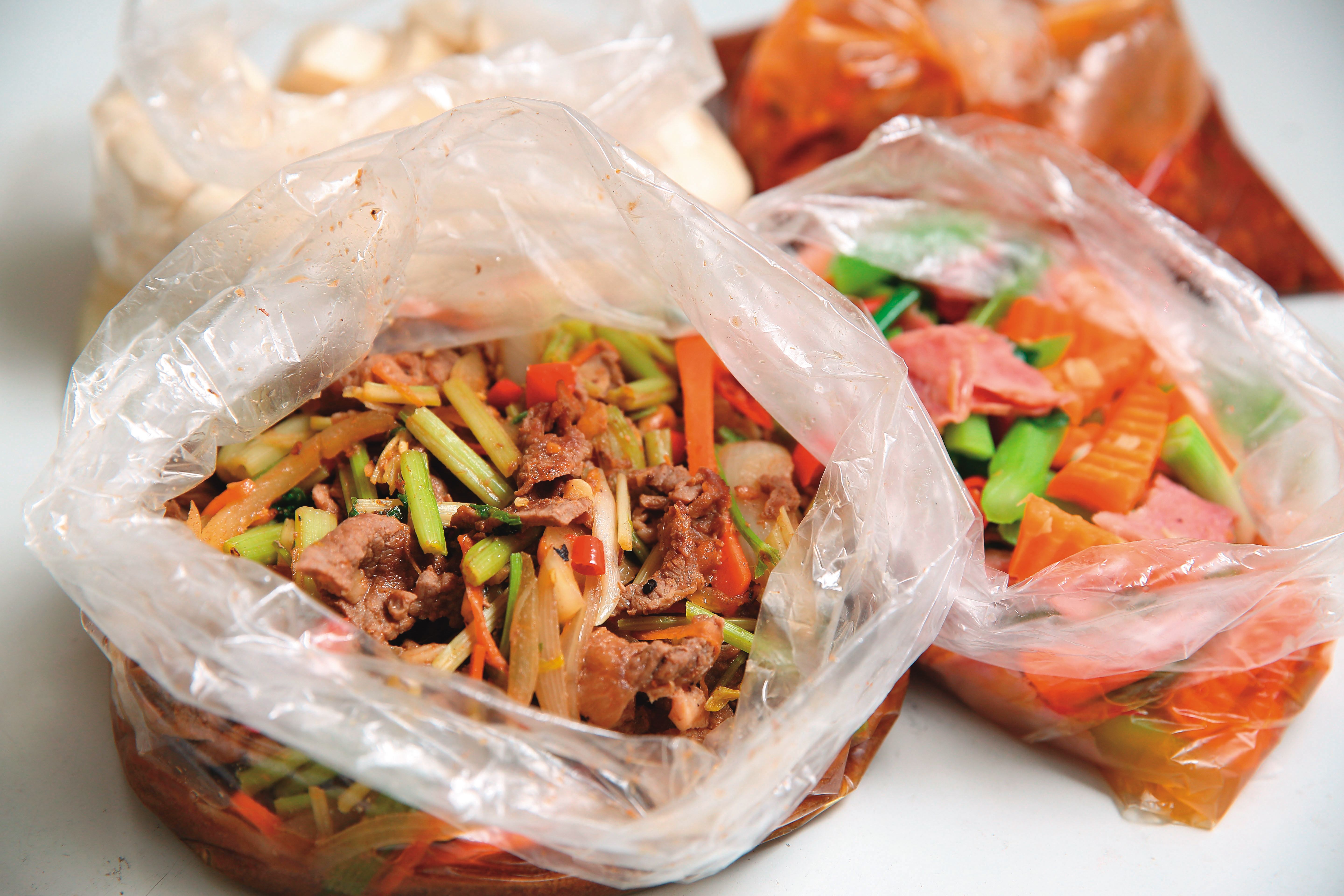 矯正署規定，監所嚴格把關會客菜，不能有湯水、要無骨、包裝須透明等。