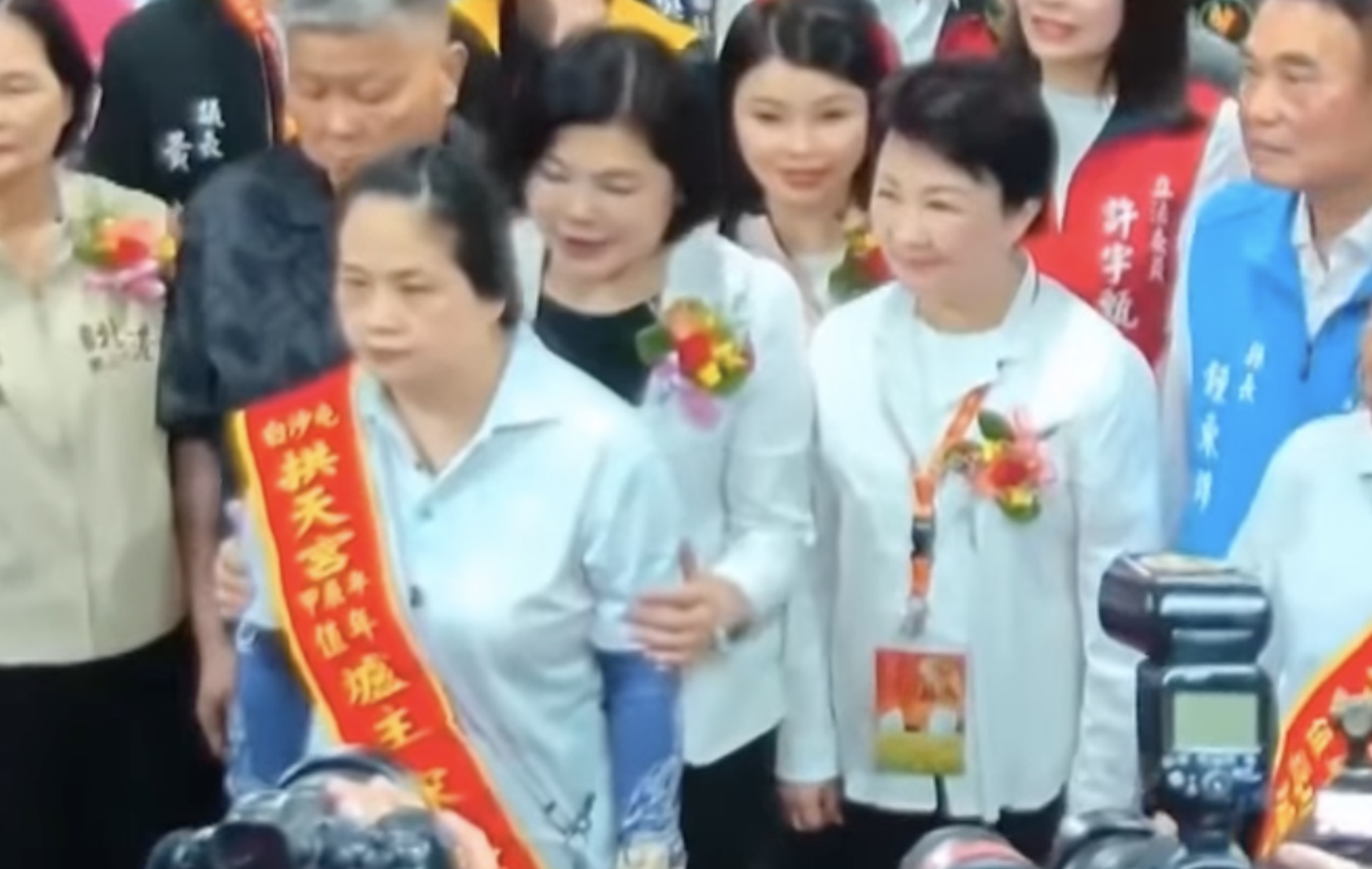 張麗善從背後試圖將爐主宋曉華移開,引發網路熱議。(翻攝畫面)