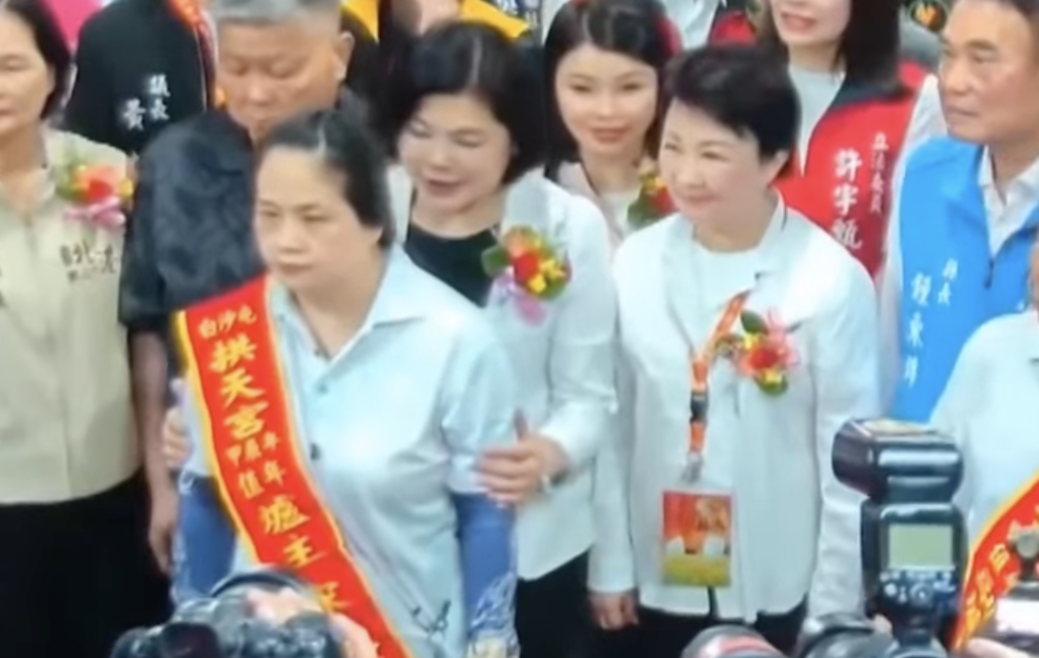 張麗善從背後試圖將爐主宋曉華移開，引發網路熱議。（翻攝畫面）