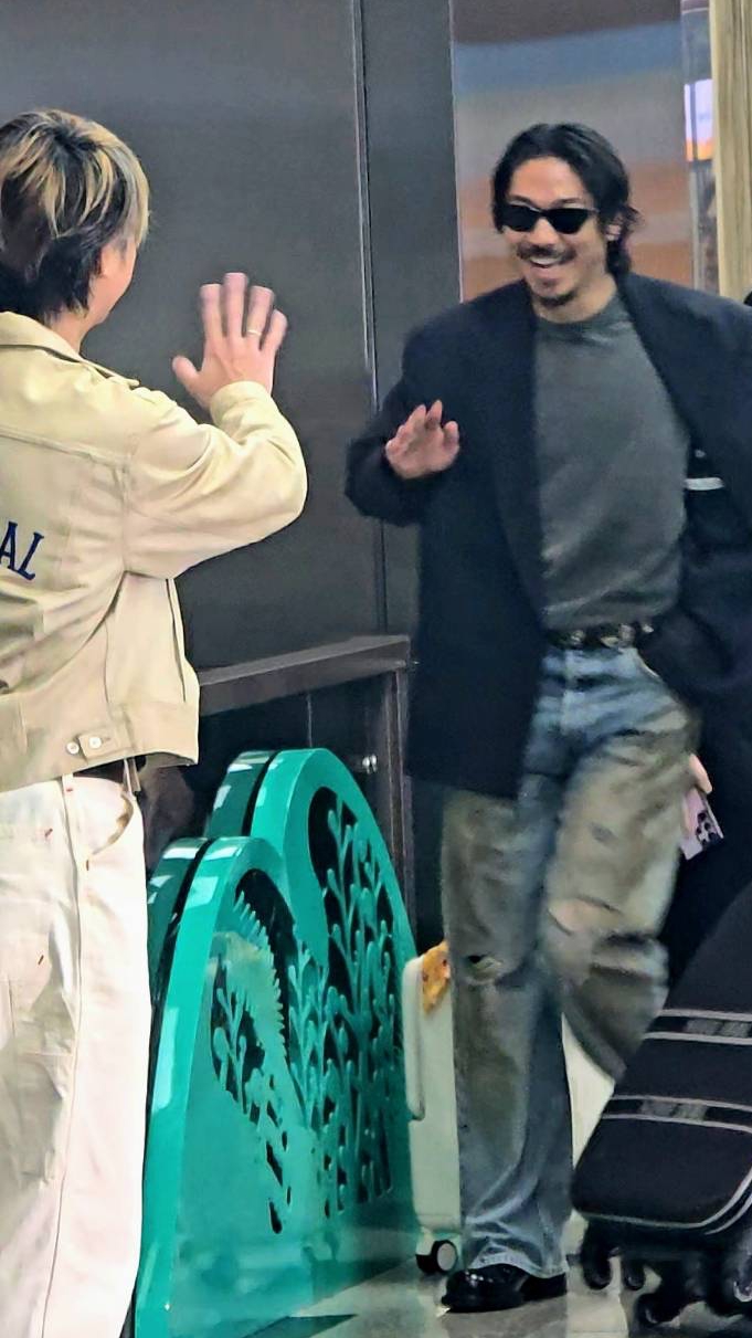 AKIRA(右）突然從民眾人群中出現，TAKAHIRO大笑和他打招呼。（溫雅雯攝）