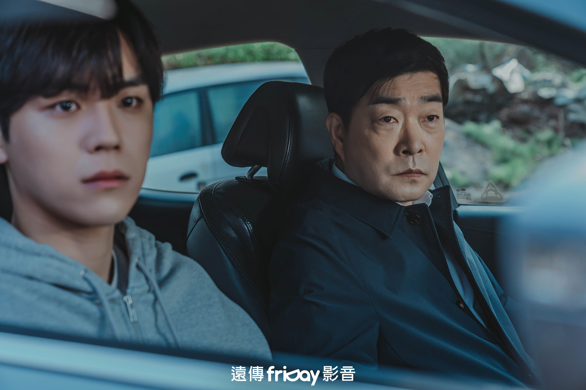 金度勳（左）曾看孫賢周前輩拍了場狂搥冰箱的戲，發現冰箱被揍出凹痕。（friDay影音提供）