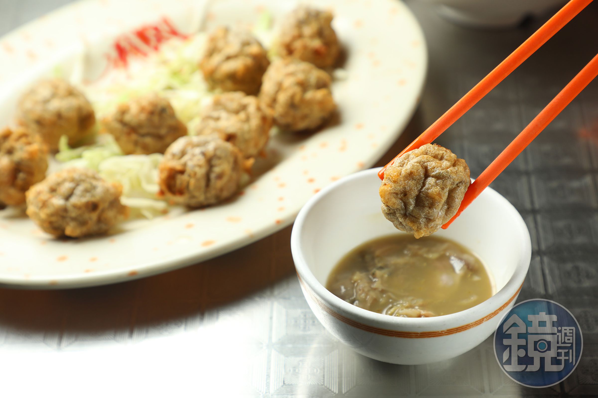 傳統港式小食「酥炸鯪魚球」外酥內嫩,魚肉彈牙鮮甜,搭配以泥蜆、汾酒與陳皮醃製的「蜆蚧醬」,風味層次更豐富。(港幣88元/份,約NT$340)