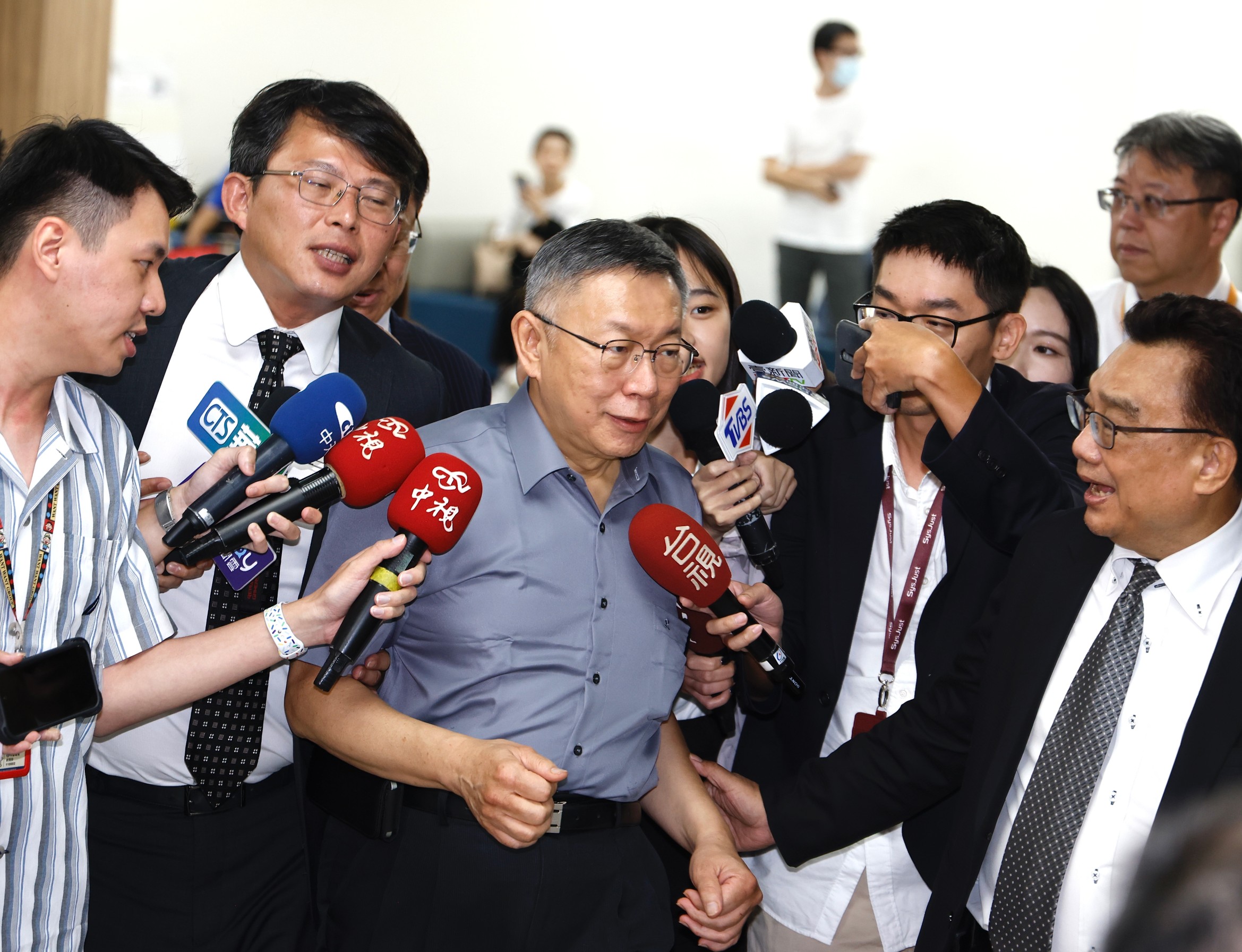 柯文哲上午前往花蓮，下午於松山機場被媒體包圍。