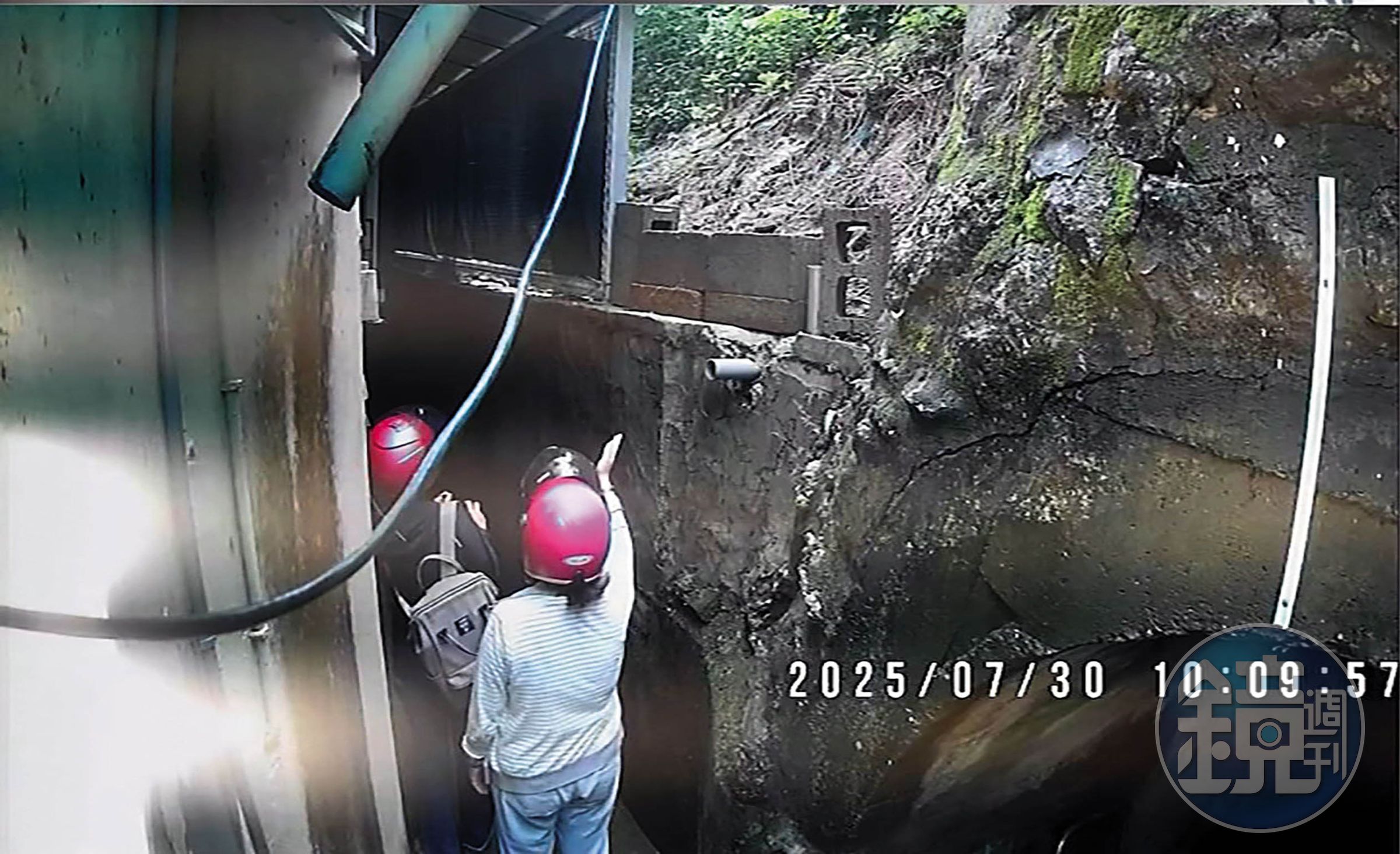 2名戴安全帽的軍備局人員推開鐵門，擅自闖入民眾的住家範圍。（投訴人提供）