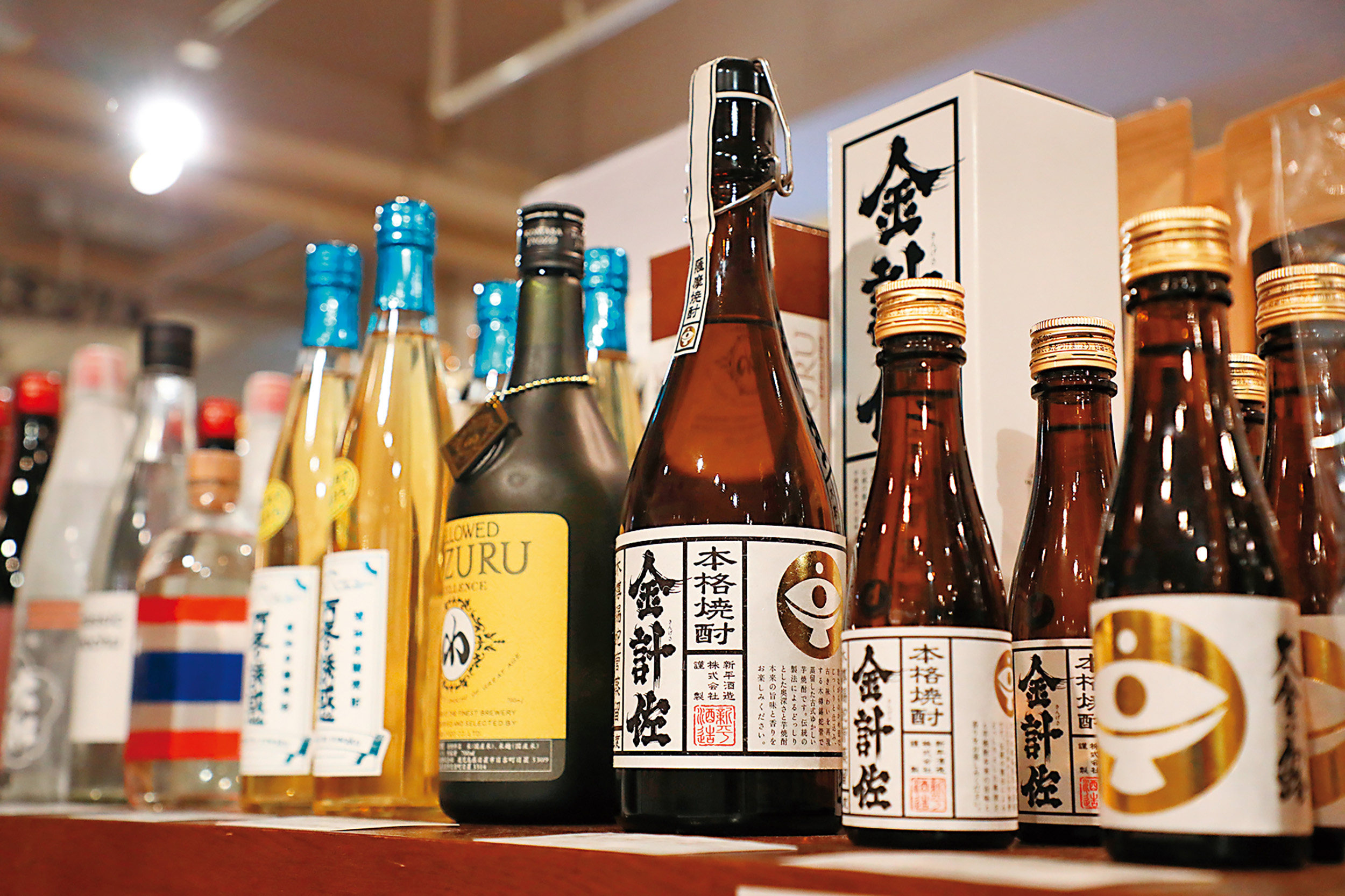 在「D&DEPARTMENT KAGOSHIMA by MARUYA」可買到各種具有特色的鹿兒島燒酎。