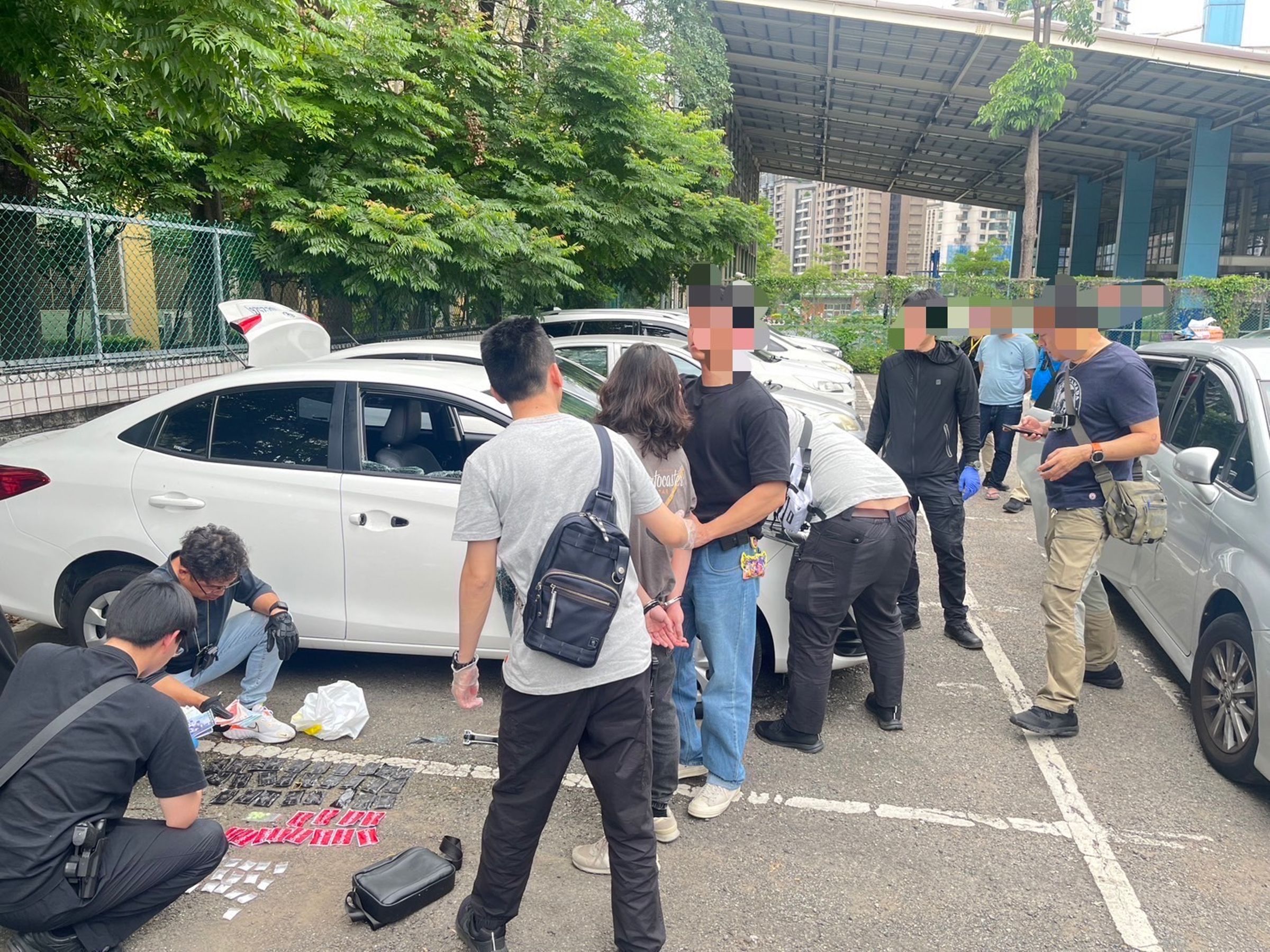 警方查獲劉男等13名嫌犯,起獲大批毒品咖啡包。(翻攝畫面)