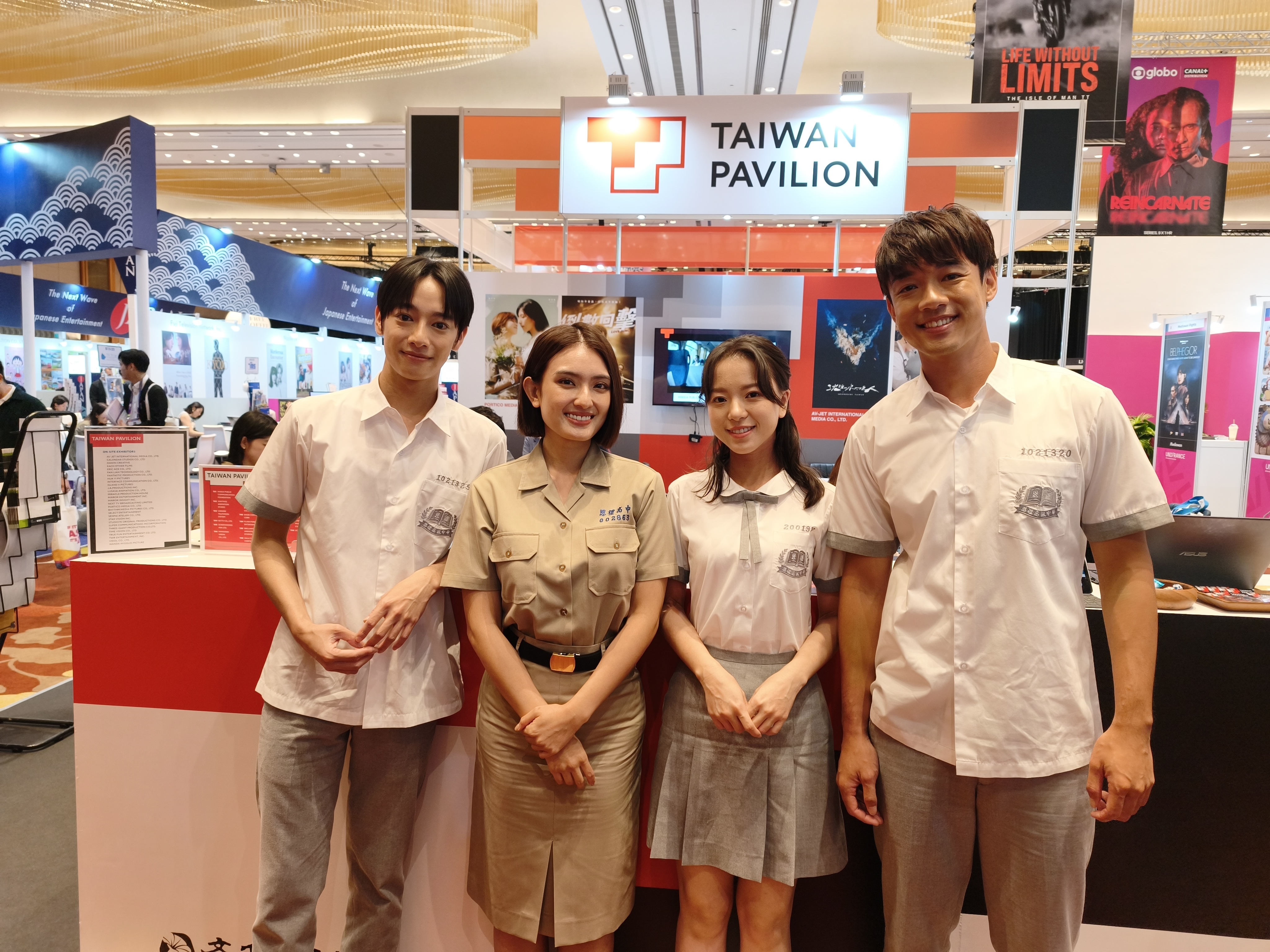 劉修甫(左起)、洪凌、項婕如、趙崇喆日前在新加坡參加ATF影視展宣傳《夜半11點學校見》。（三匠影視提供）