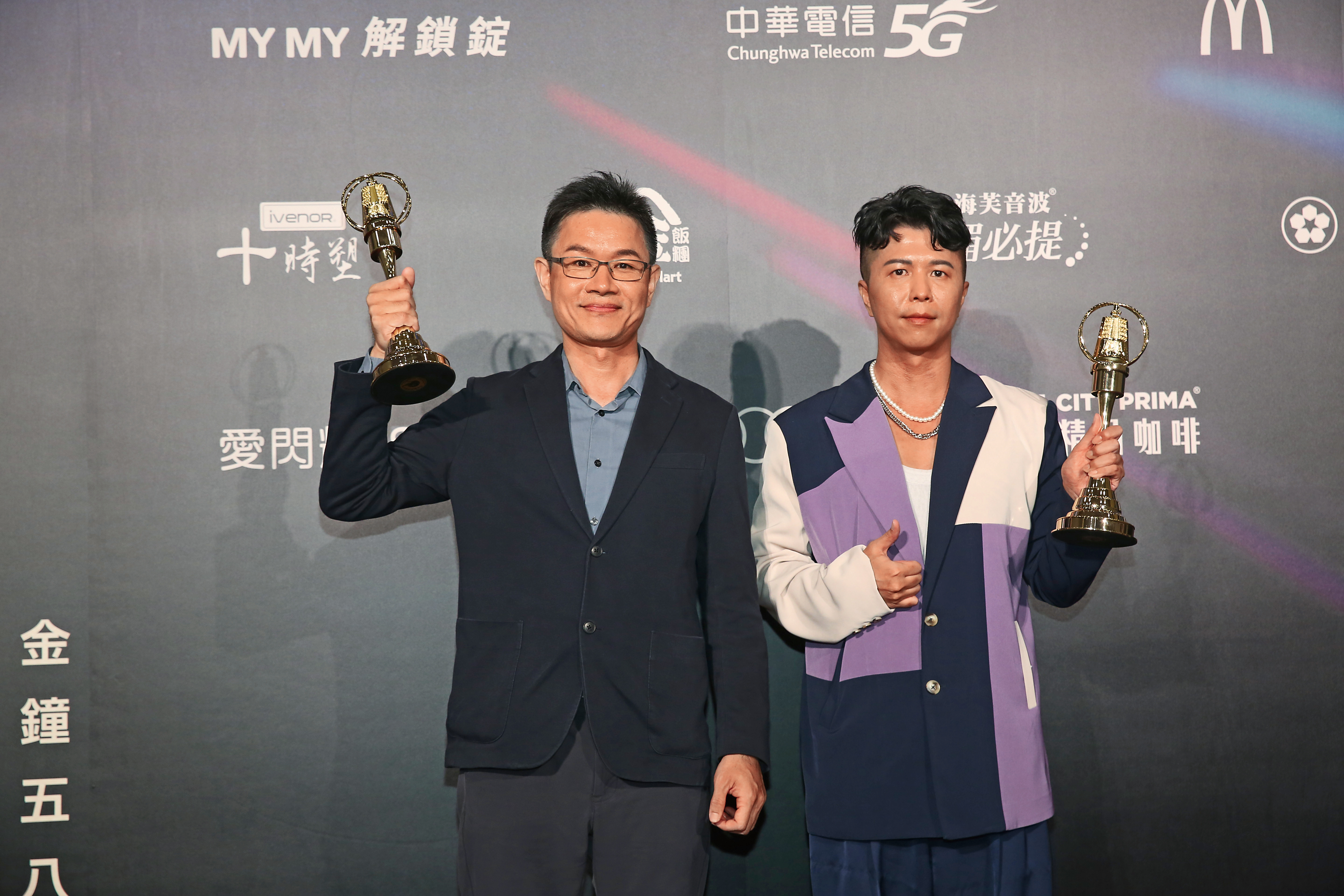 《樹人大冒險》去年獲電視金鐘獎動畫節目獎，導演蘇俊旭（左）、製作協調戴榕伸（右）代表領獎。（本刊資料照）
