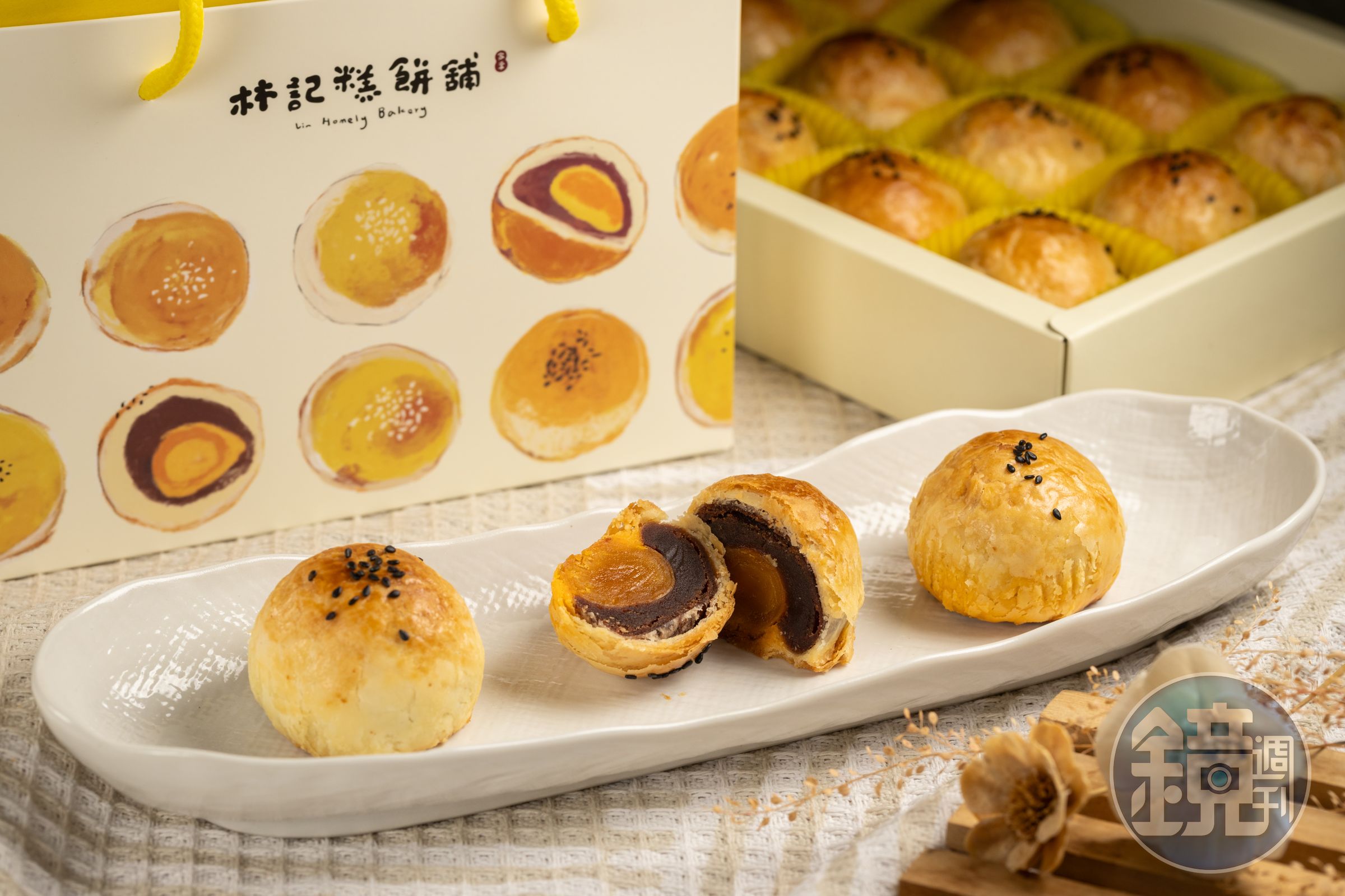 「林記糕餅舖」的「招牌蛋黃酥」僅有紅豆餡一種口味,使用彰化在地的精選鹹鴨蛋。(48元/顆)