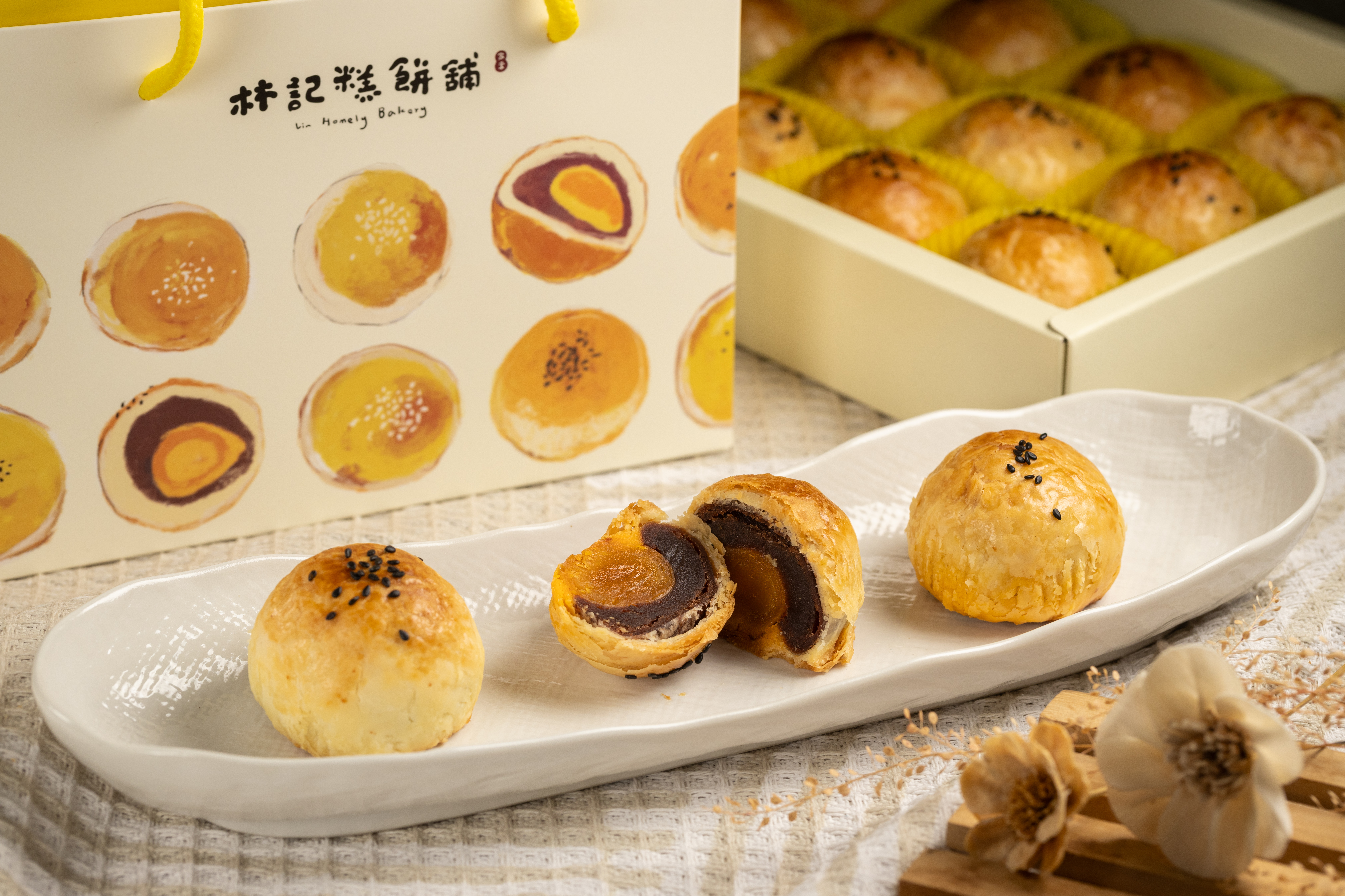 「林記糕餅舖」的「招牌蛋黃酥」僅有紅豆餡一種口味，使用彰化在地的精選鹹鴨蛋。（48元／顆）