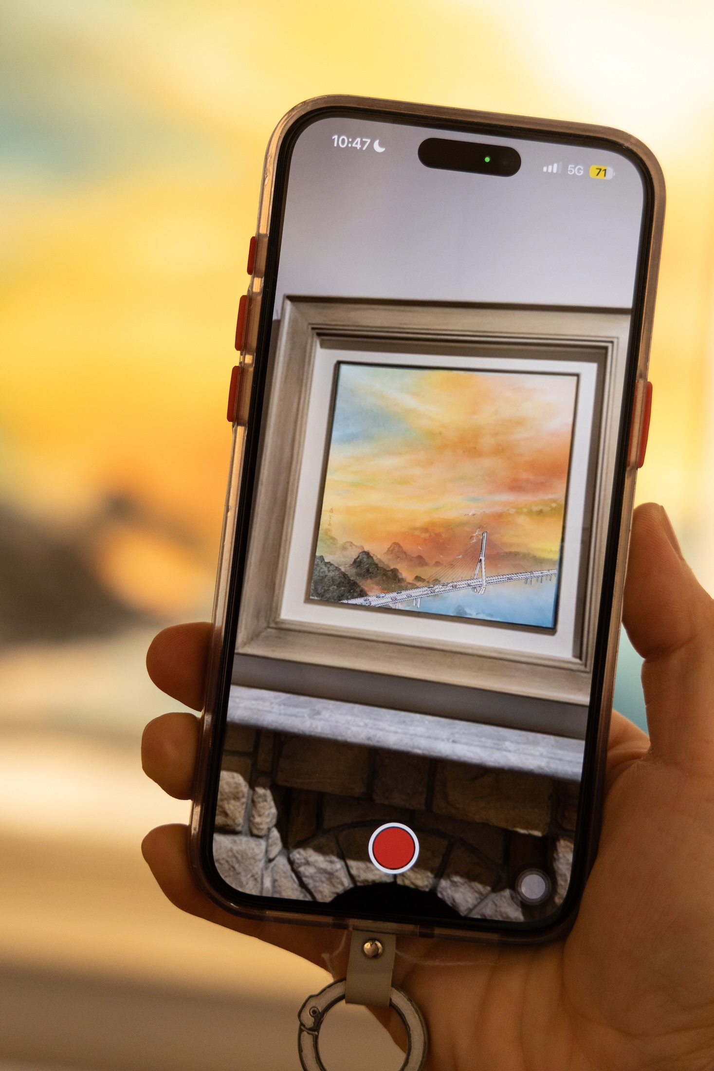 用手機掃描《淡海夕照》旁的QR code,就能看到淡江大橋浮現在畫作中的驚喜畫面。