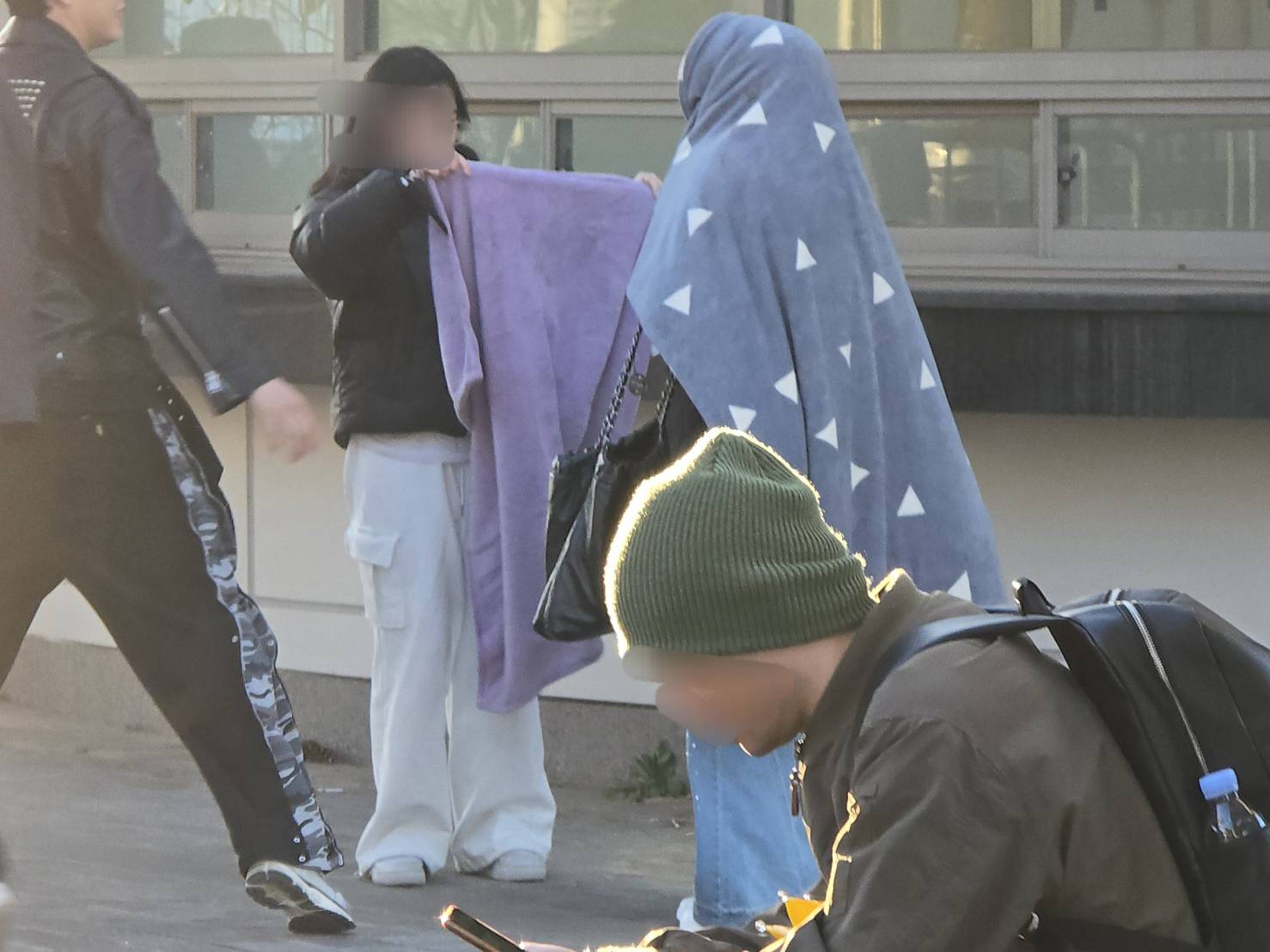 GD演唱會開唱遇低溫，沒穿夠衣服的歌迷只能披上毯子禦寒。