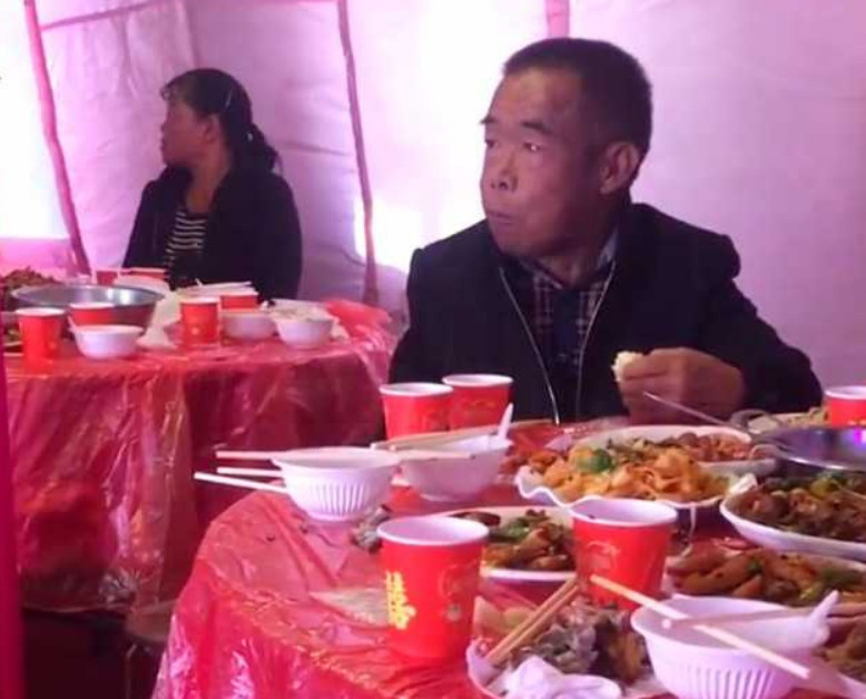 男子參加喜宴被羞辱，含淚吃剩菜。（翻攝自抖音）