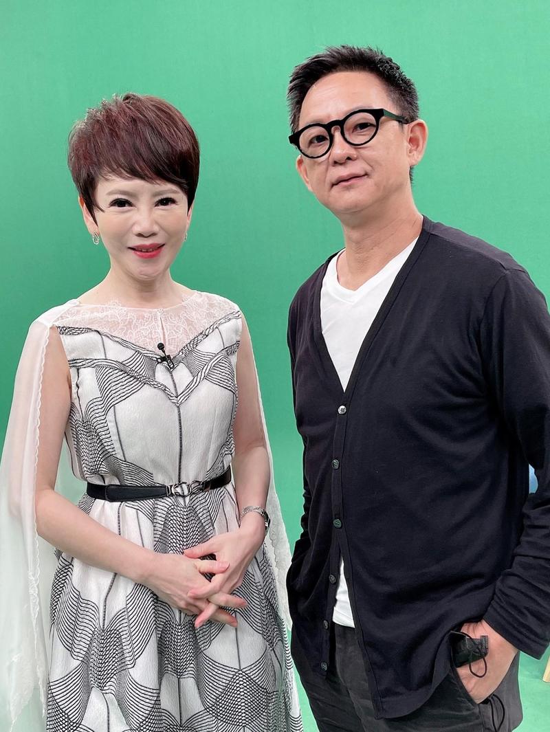 曹瑞原（右）執導的金鐘劇《一把青》中吳慷仁飾演的飛行員遺書遭陸劇大幅度參考。（本刊資料照）