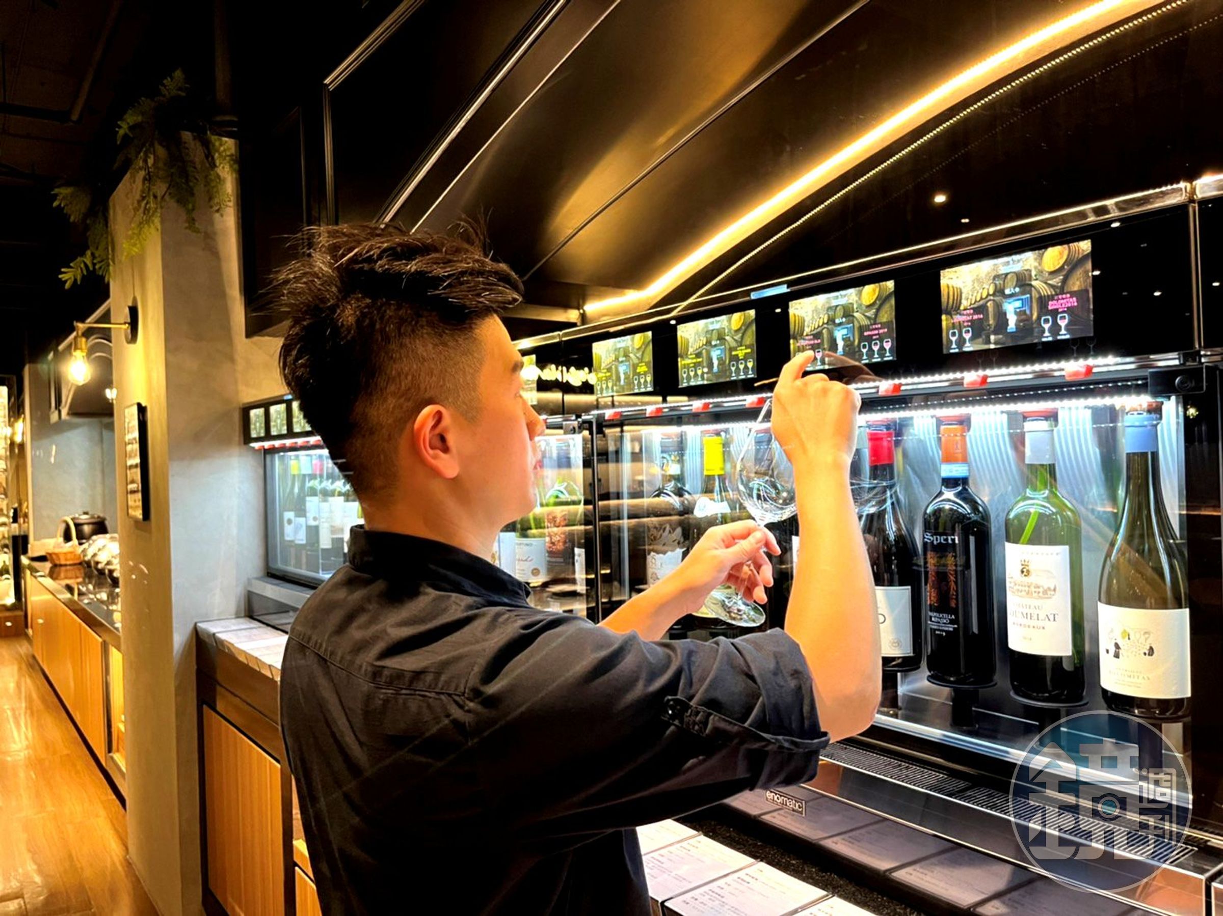 「布娜飛紅酒餐酒館」紅白酒採自助式,提供紅酒累計卡,插卡進機器選酒並自己決定容量。