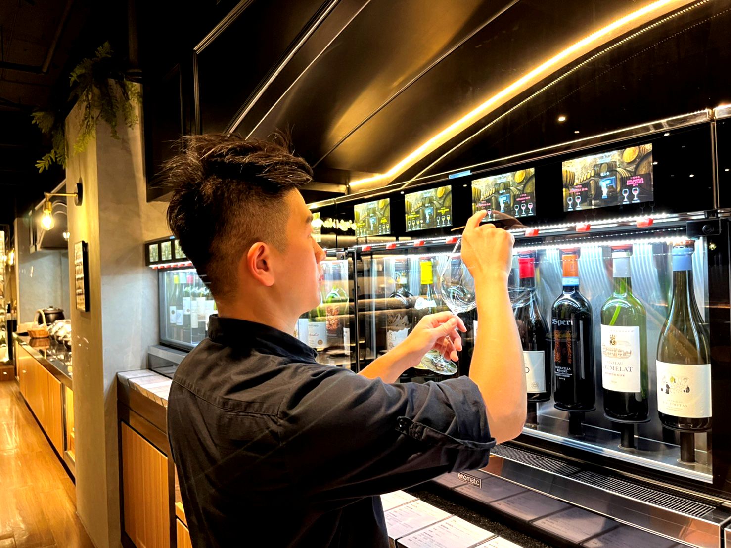 「布娜飛紅酒餐酒館」紅白酒採自助式,提供紅酒累計卡,插卡進機器選酒並自己決定容量。