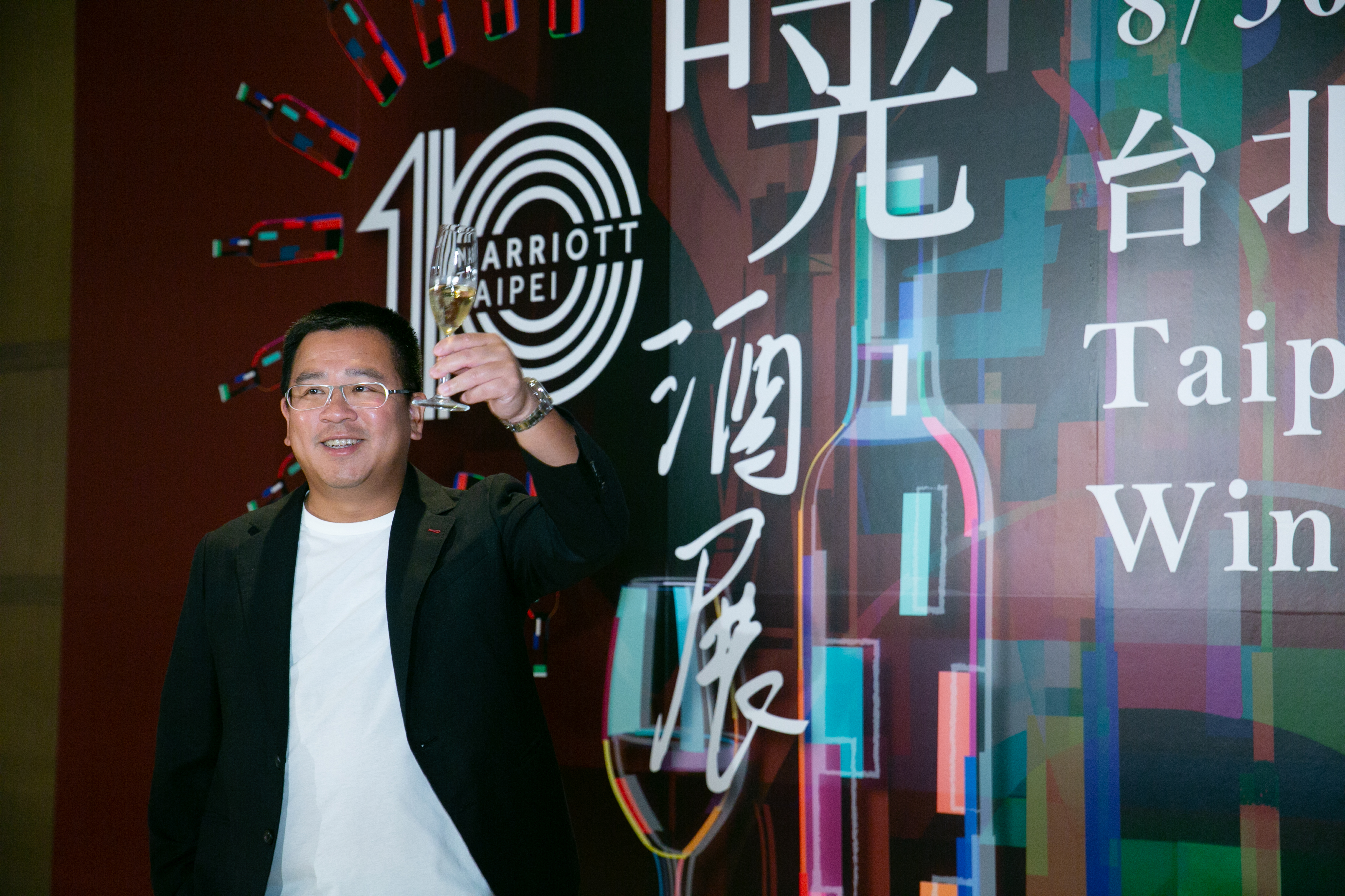 十週慶慶祝會展致詞時，劉恆昌對本刊說：「很緊張。稿子都忘了。」但進入會場與業界老友相聚，馬上放鬆開飲暢談。