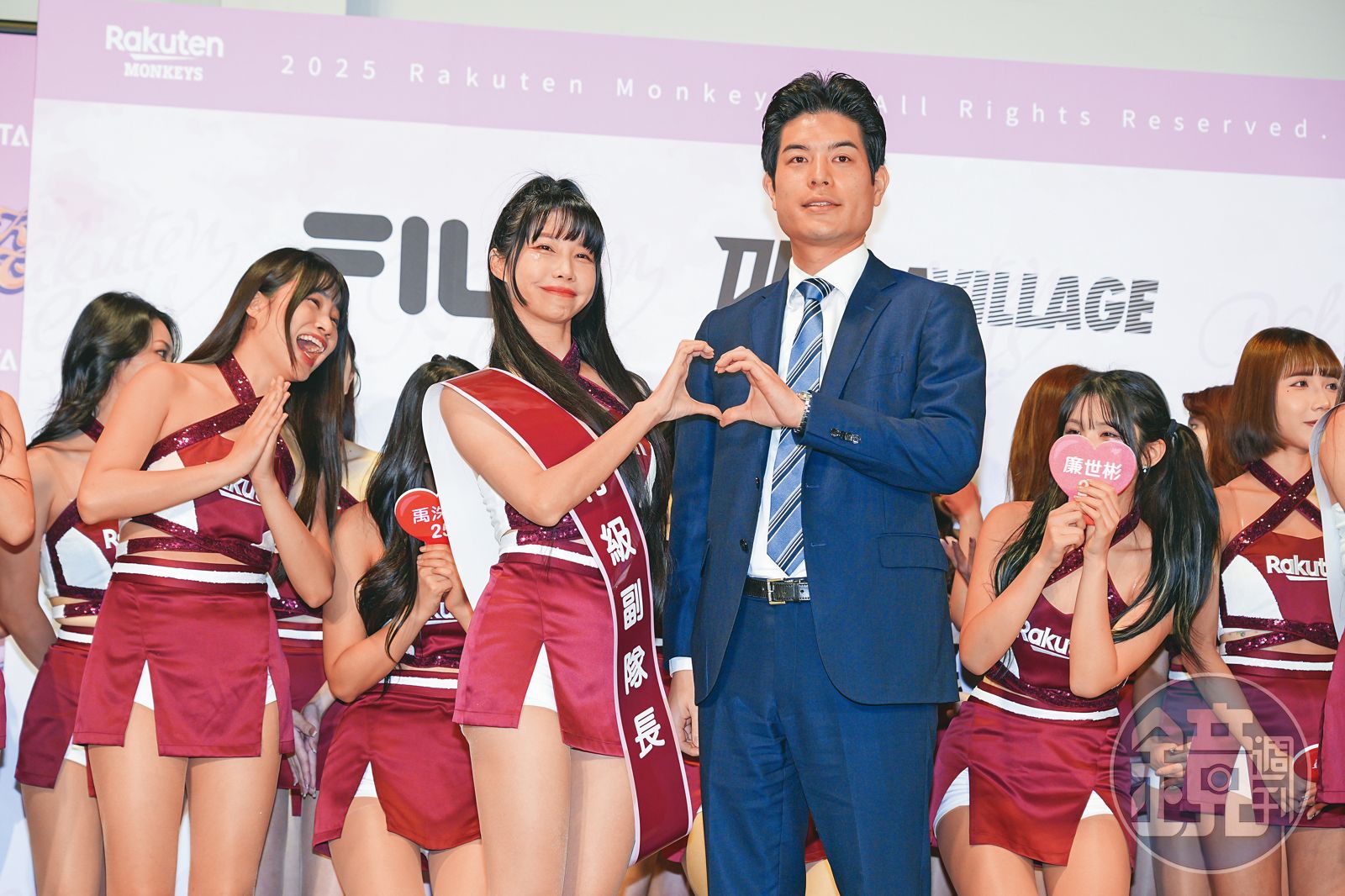 籃籃曾被樂天女孩的「特級副隊長」筠熹（前排左）抱怨「什麼事都不做、不練舞，只想享受隊長的紅利。」