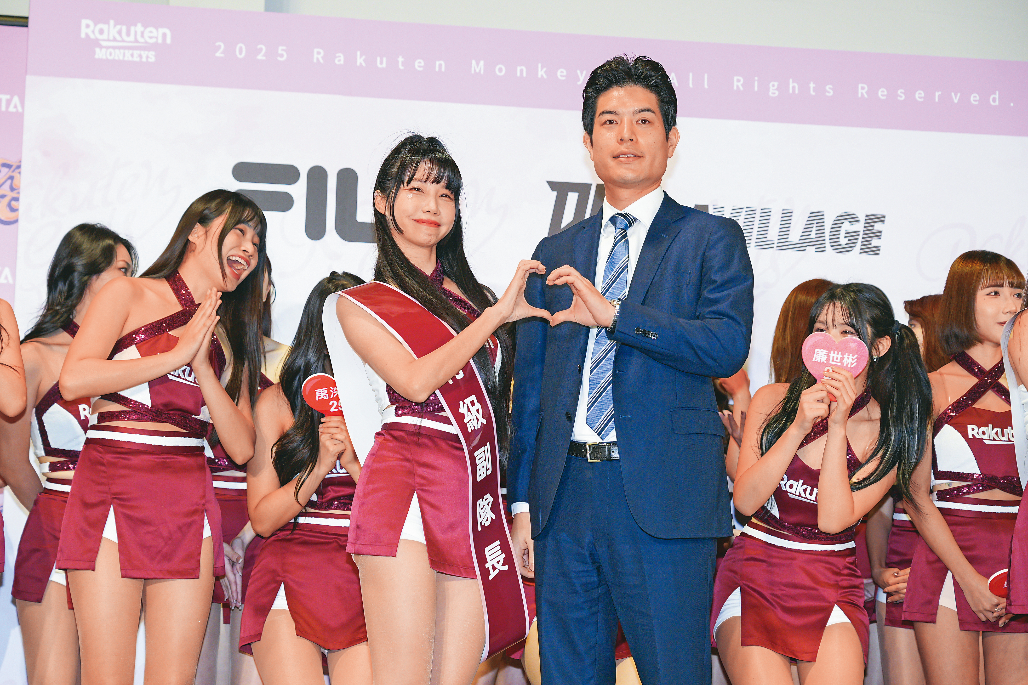 籃籃曾被樂天女孩的「特級副隊長」筠熹（前排左）抱怨「什麼事都不做、不練舞，只想享受隊長的紅利。」