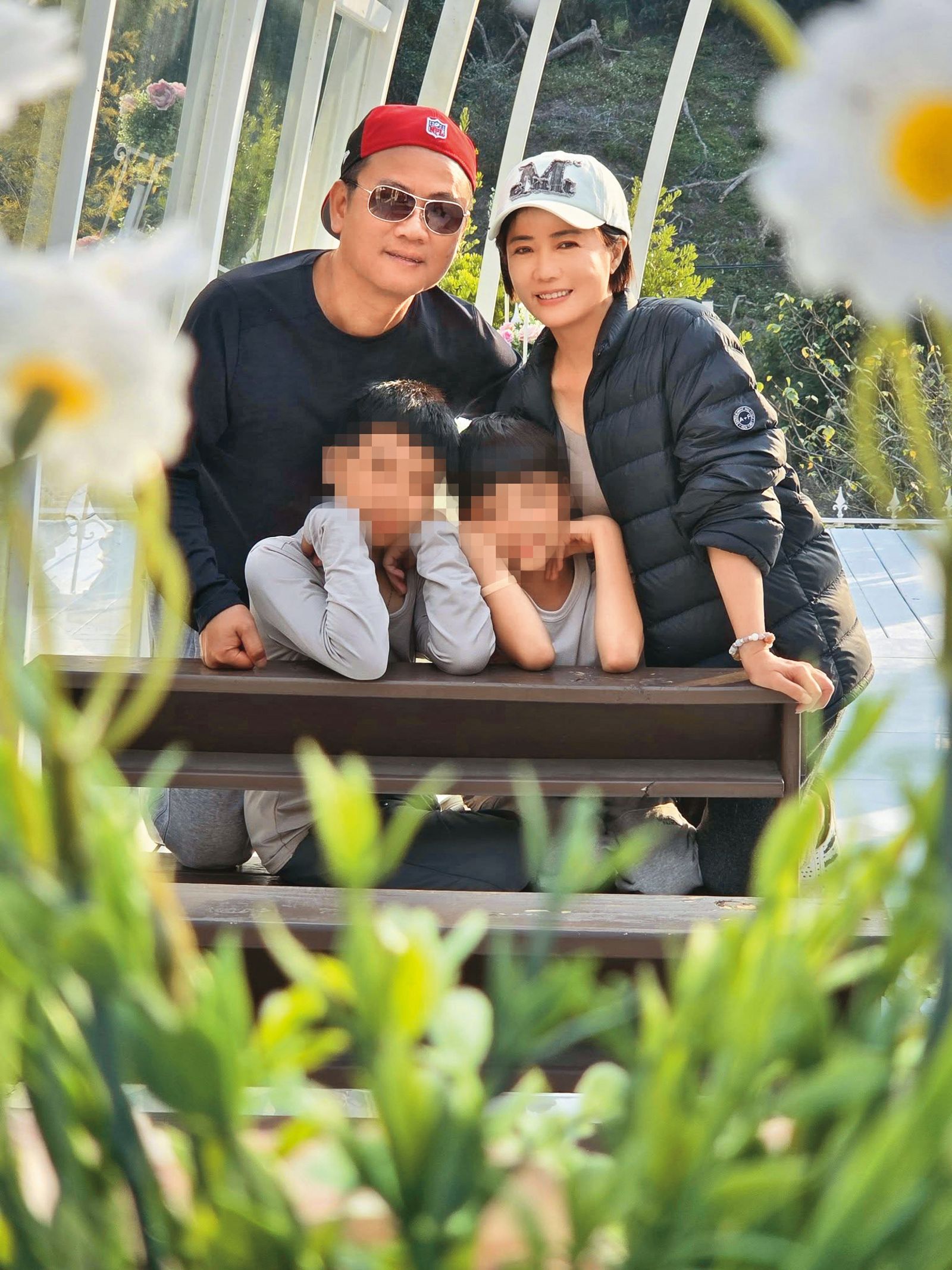陳仙梅（右）和攝影師老公（左）有一對可愛的兒子。（翻攝自陳仙梅臉書）