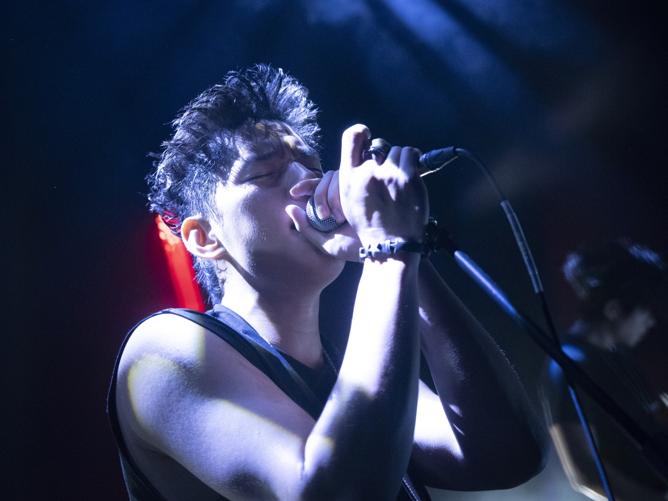 朱軒洋在嚴藝文的影集《欠妳的那場婚禮》飾演樂團主唱。（公視提供）