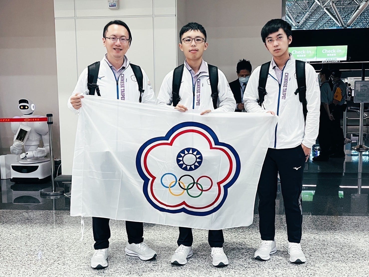 林宇翔（左）曾任杭州亞運教練，許皓鋐（右）選手在該屆賽事拿下台灣首面亞運圍棋金牌。（翻攝自林宇翔臉書）