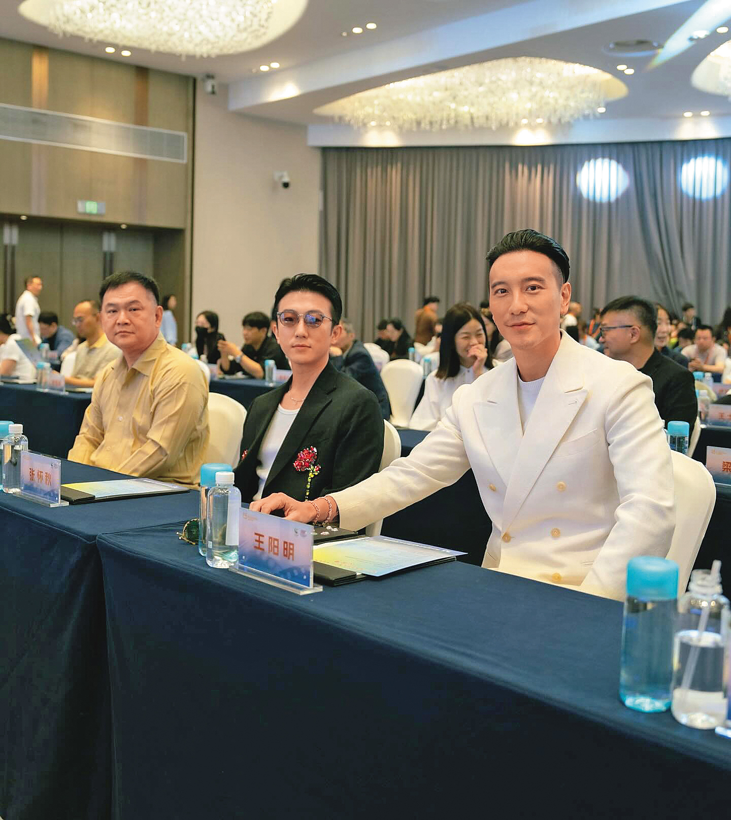 王陽明(右起)、張懷秋和《角頭》系列創建人張威縯,隨片到雅安參加兩岸電影展。(翻攝自懷秋IG)