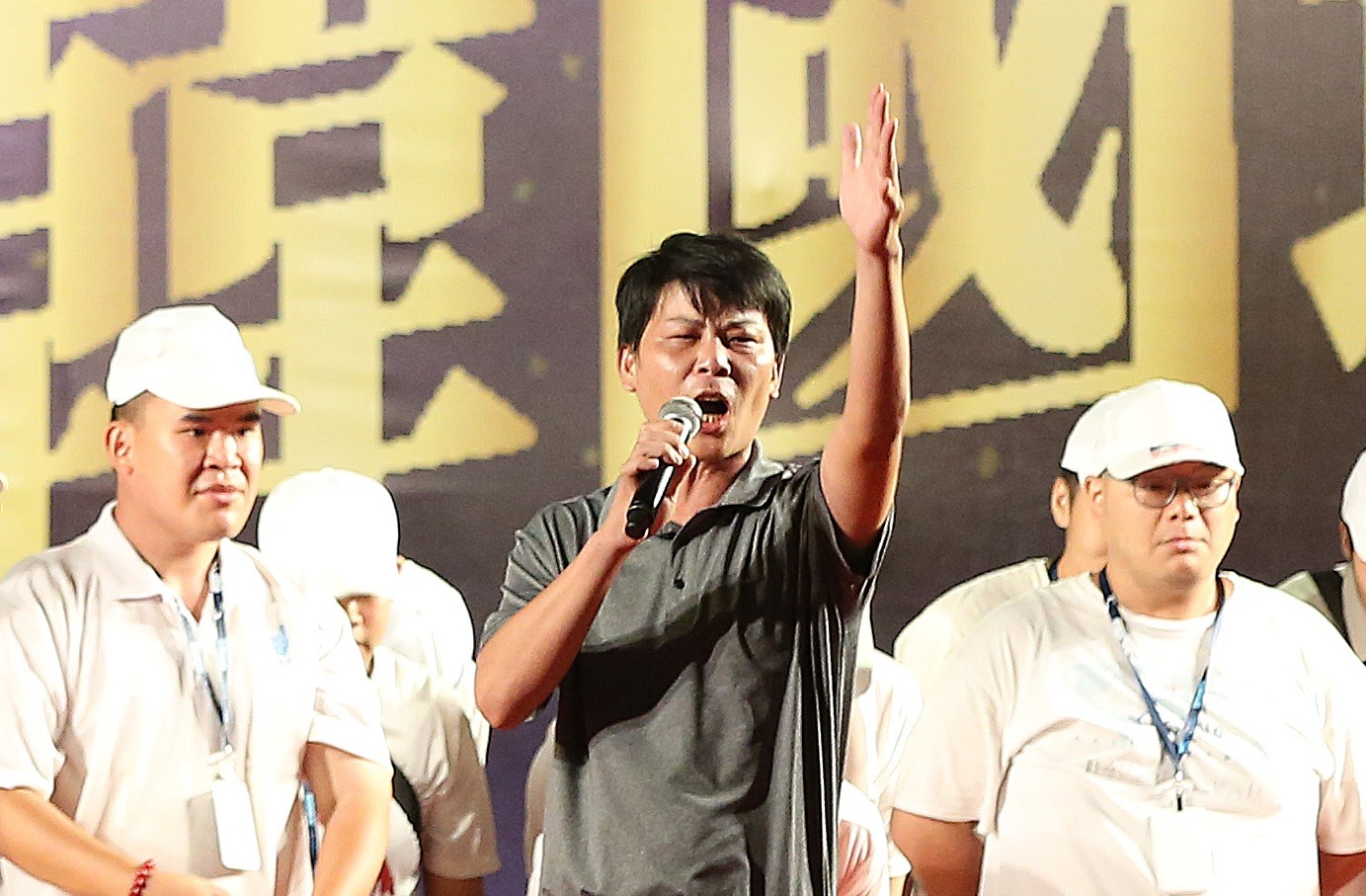 「最強菜農」林佳新（中）爆料，韓粉社團私底下都在動員，支持柯文哲當藍白合的總統參選人。（本刊資料照）