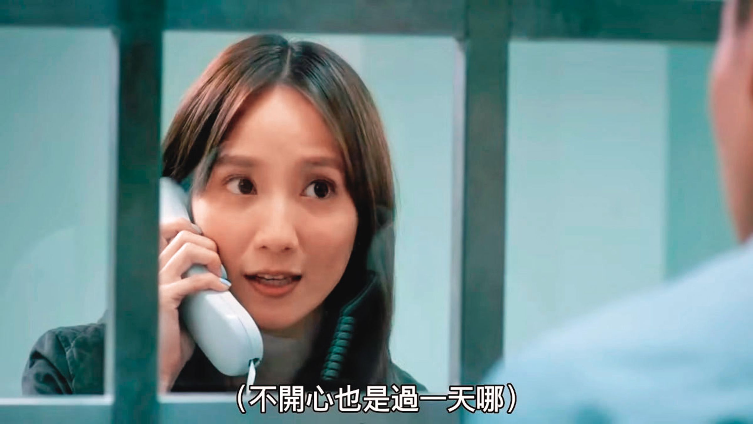 電影《致親愛的孤獨者》女主角小薰(張寗飾)是探監陪聊的會客妹(圖)。男主角是木訥寡言的編號2923(劉冠廷飾)。(翻攝夢田文創)