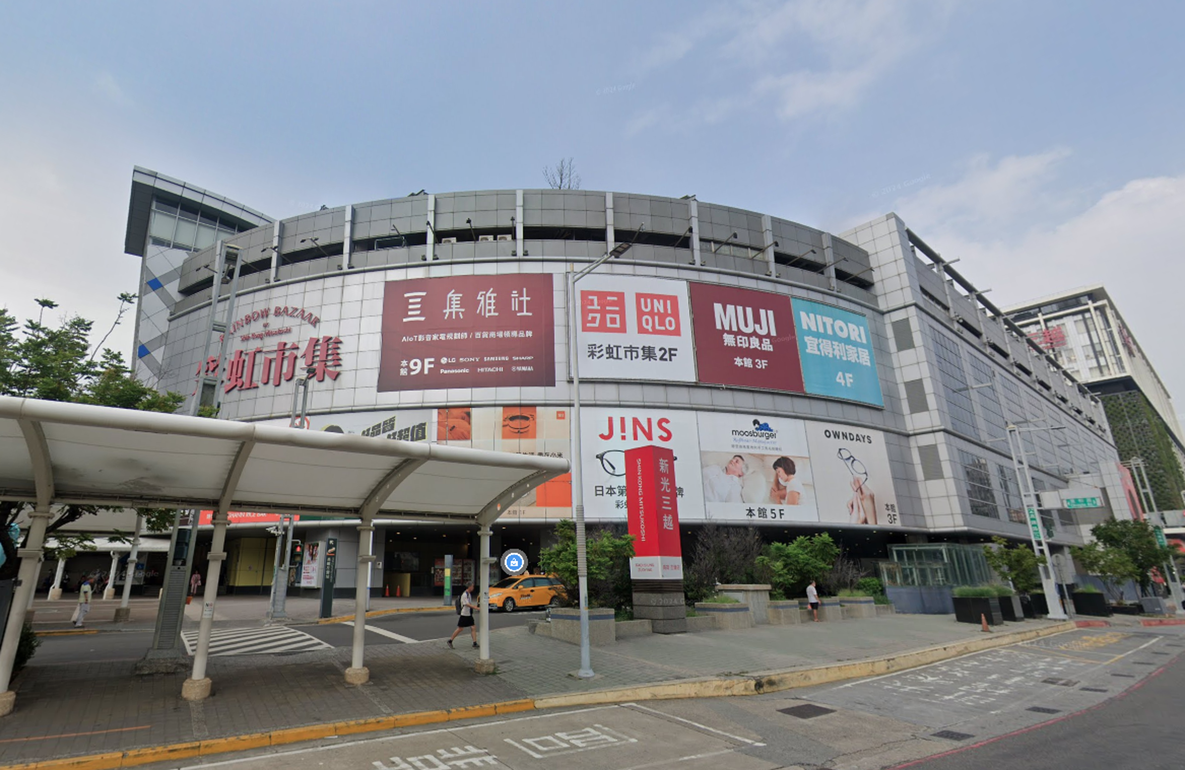 高雄左營新光三越彩虹市集17日晚間8時許發生停電。（翻攝自Google Maps）