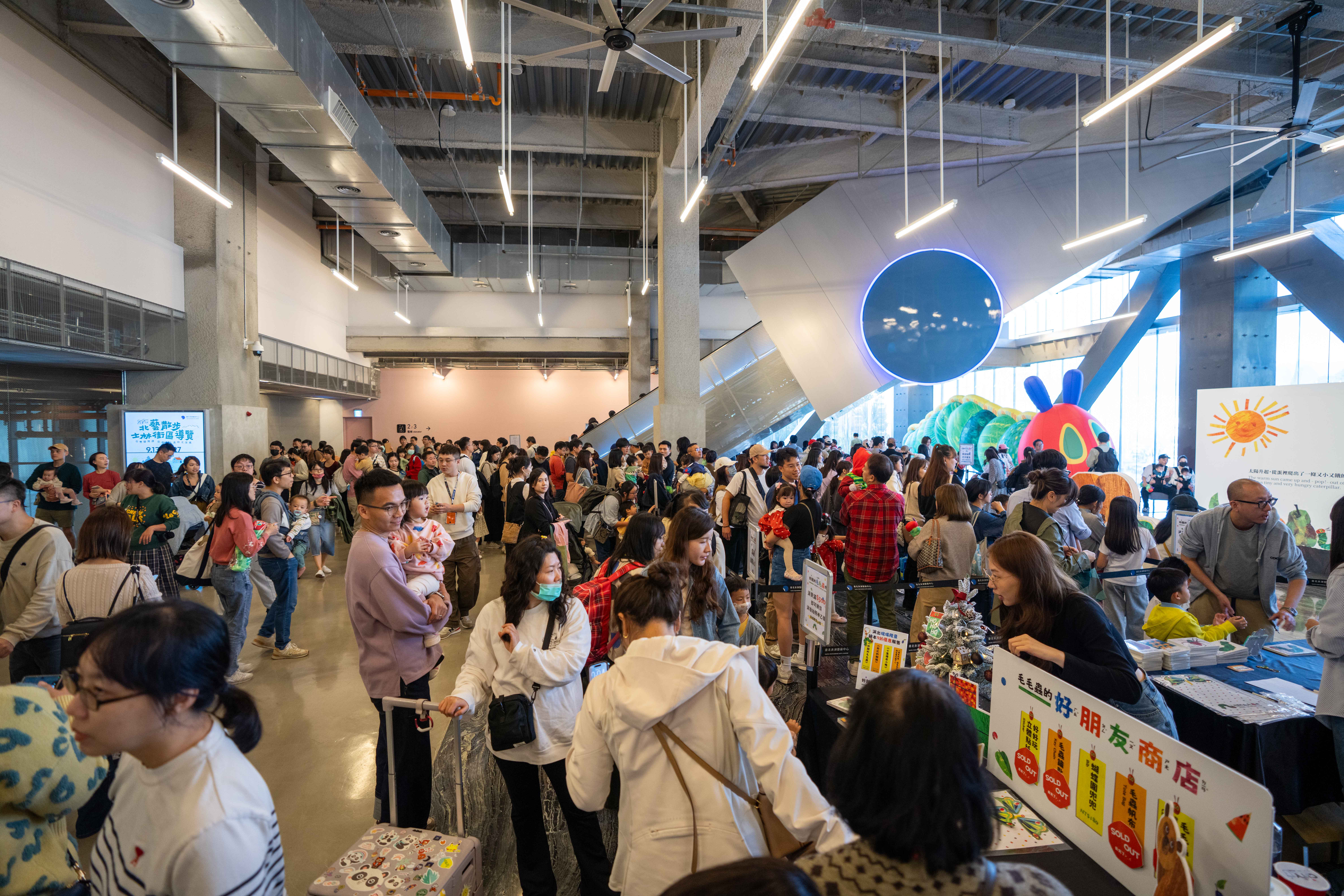 親子劇場《好餓的毛毛蟲秀》將在新北、台中加場。(愛樂愛城、環心娛樂提供)