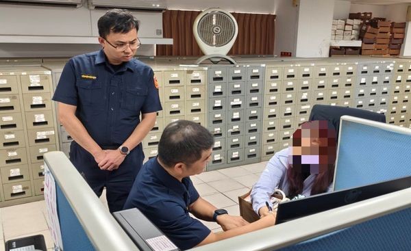 死者胞妹向土地公祈願後，出現立杯神蹟，次日即獲得免費喪葬協助。（翻攝畫面）