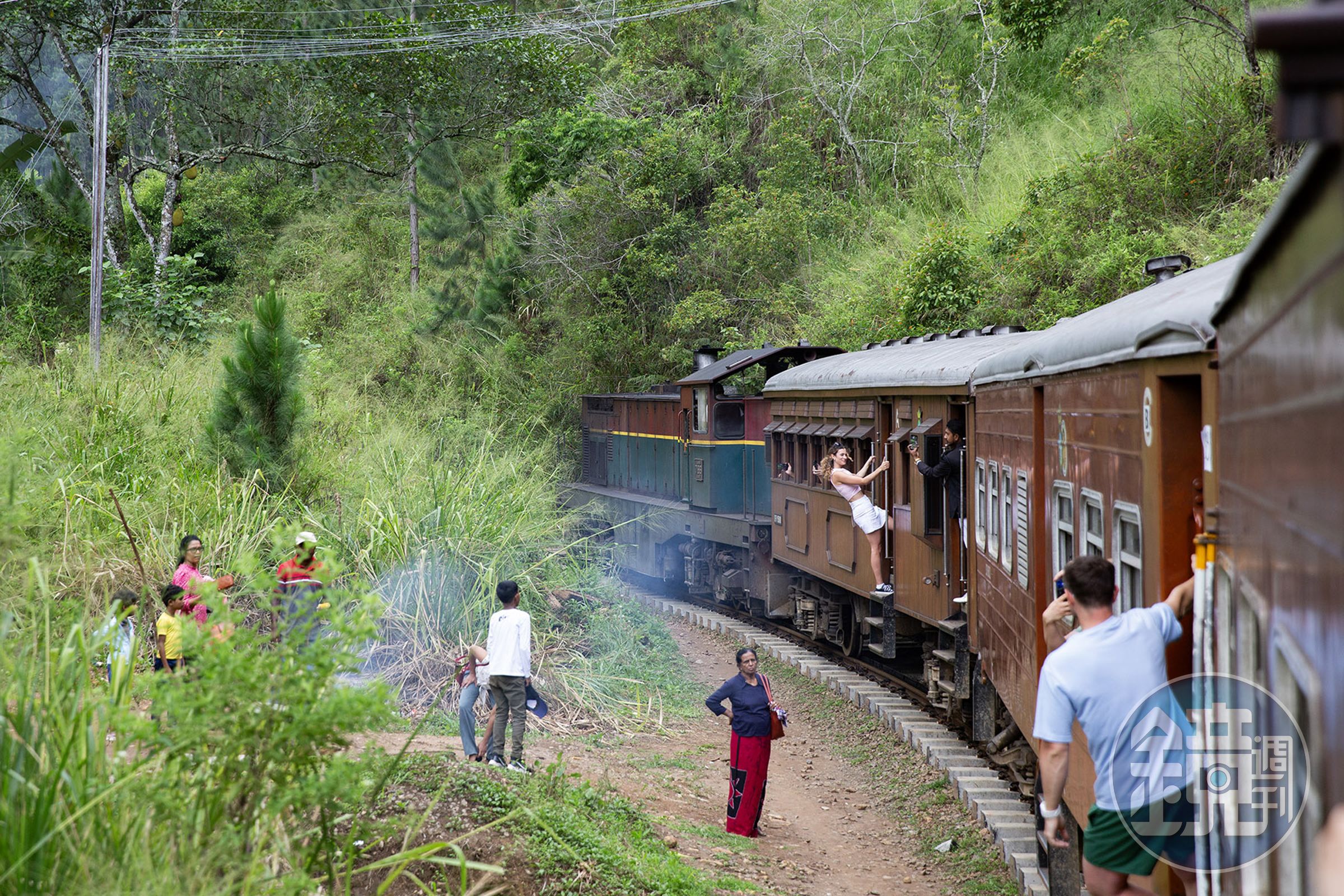 不少旅客將身體掛在車門外捕捉風景,畫面震撼,卻也必須提醒具有高度危險性。
