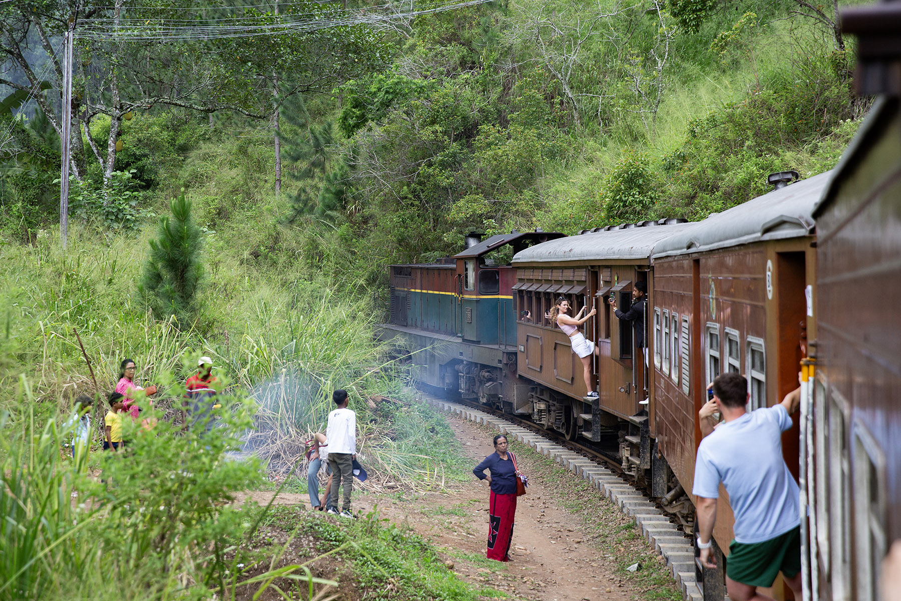 不少旅客將身體掛在車門外捕捉風景，畫面震撼，卻也必須提醒具有高度危險性。