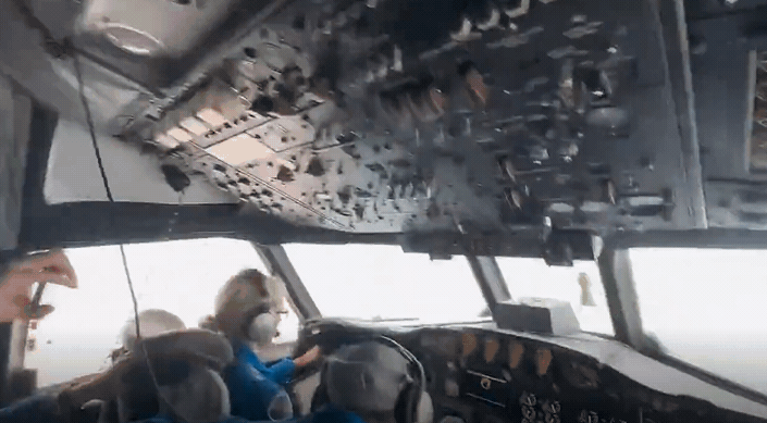 一架氣象偵察機在執行任務時瞬間遭到強烈亂流襲擊，整架飛機被猛烈拋甩。（翻攝自Ｘ）