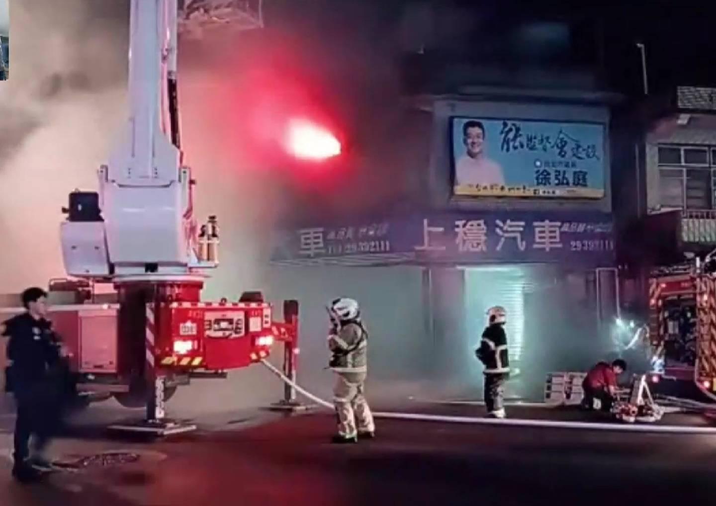 台北市文山區保儀路166號一間中古車行發生火警。（翻攝畫面）