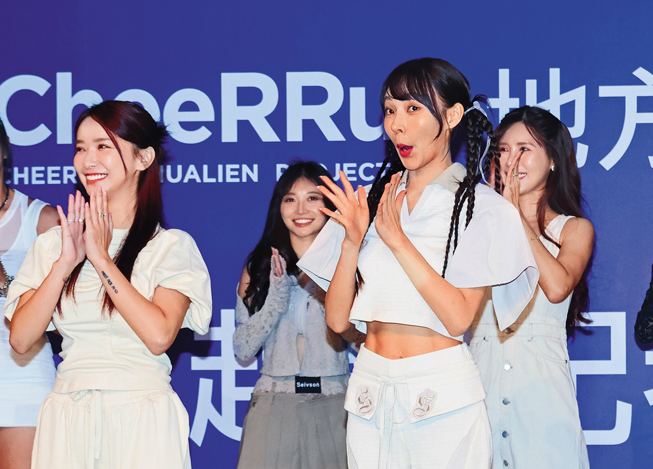 林襄（右二）怎麼瘦成這副尖嘴猴腮樣？來～小編這根超營養的餵你吃…是蛋白棒。（想歪的去罰站）