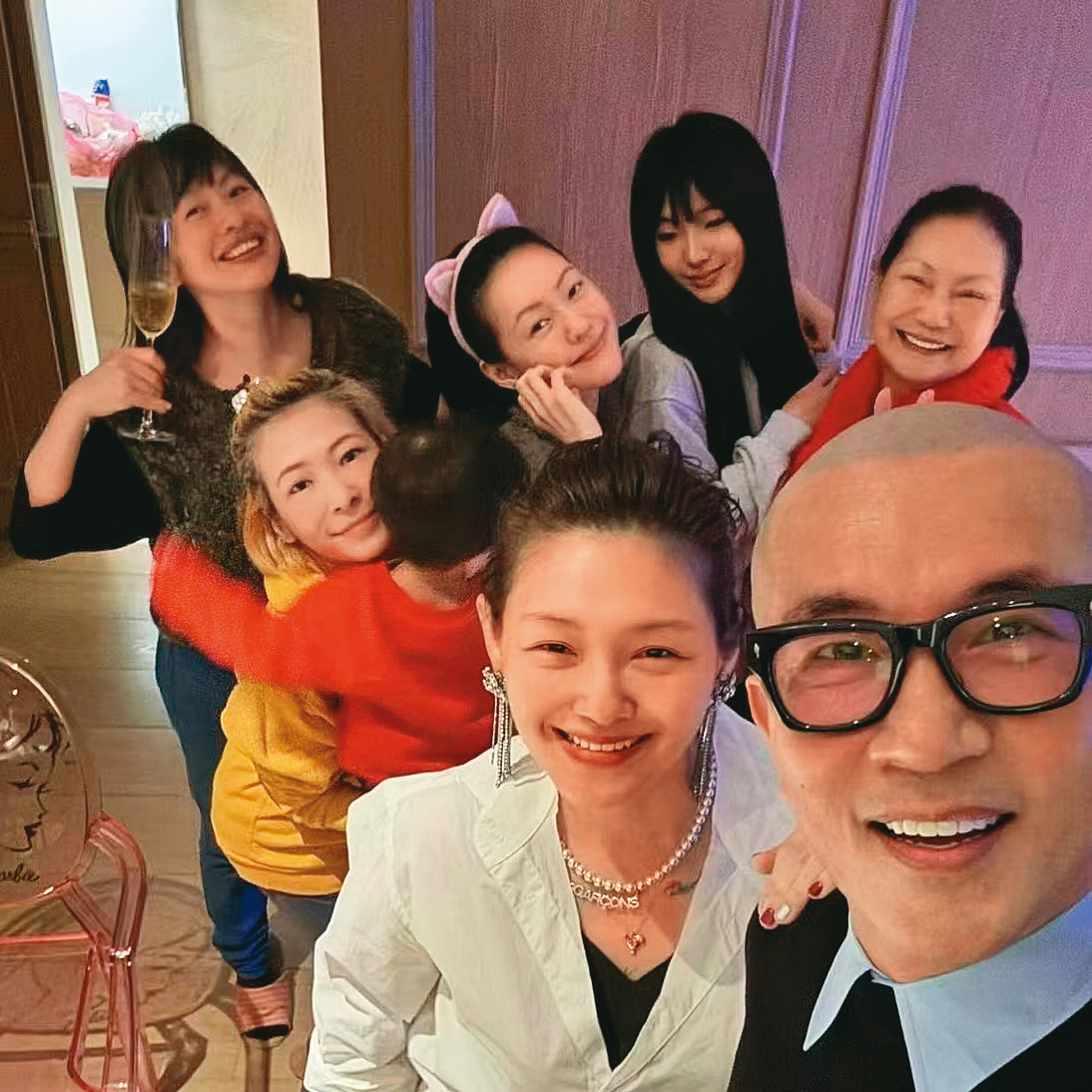 Makiyo（黃衣者）和大Ｓ（前排左）、小Ｓ（中）一家才一起跨年，如今卻天人永隔。（翻攝自小S徐熙娣臉書）