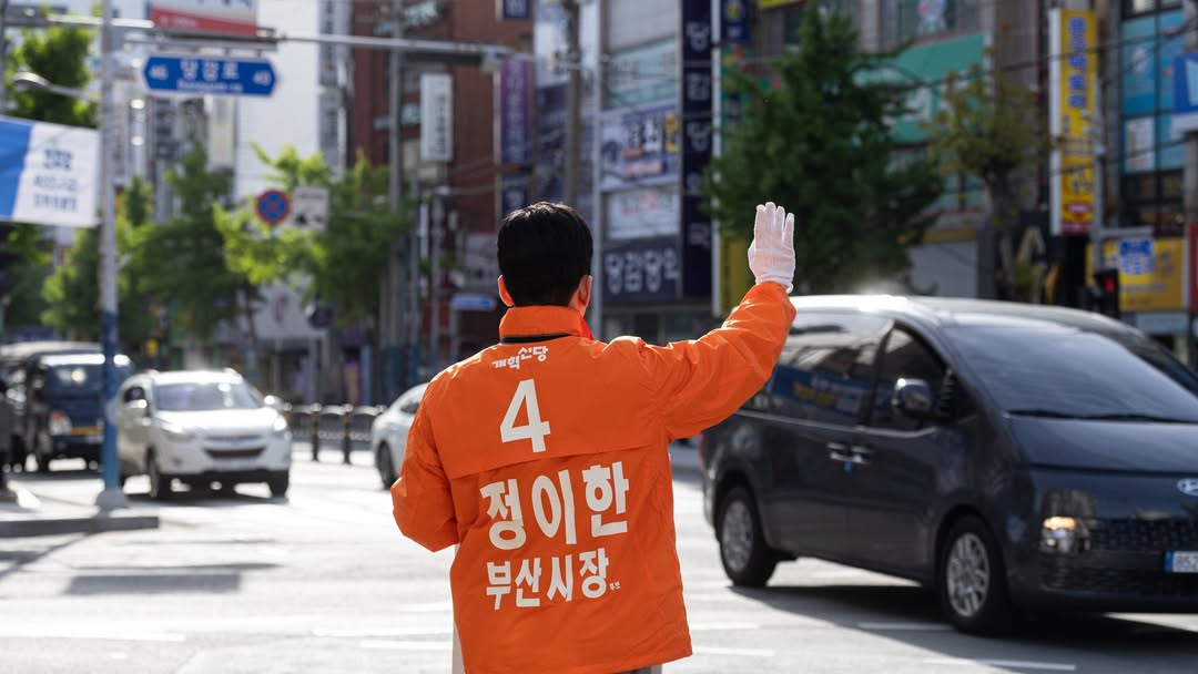 南韓改革新黨釜山市長候選人鄭莉翰，昨日街頭拜票遭駕駛丟飲料攻擊。（翻攝自IG@jeong21_official）