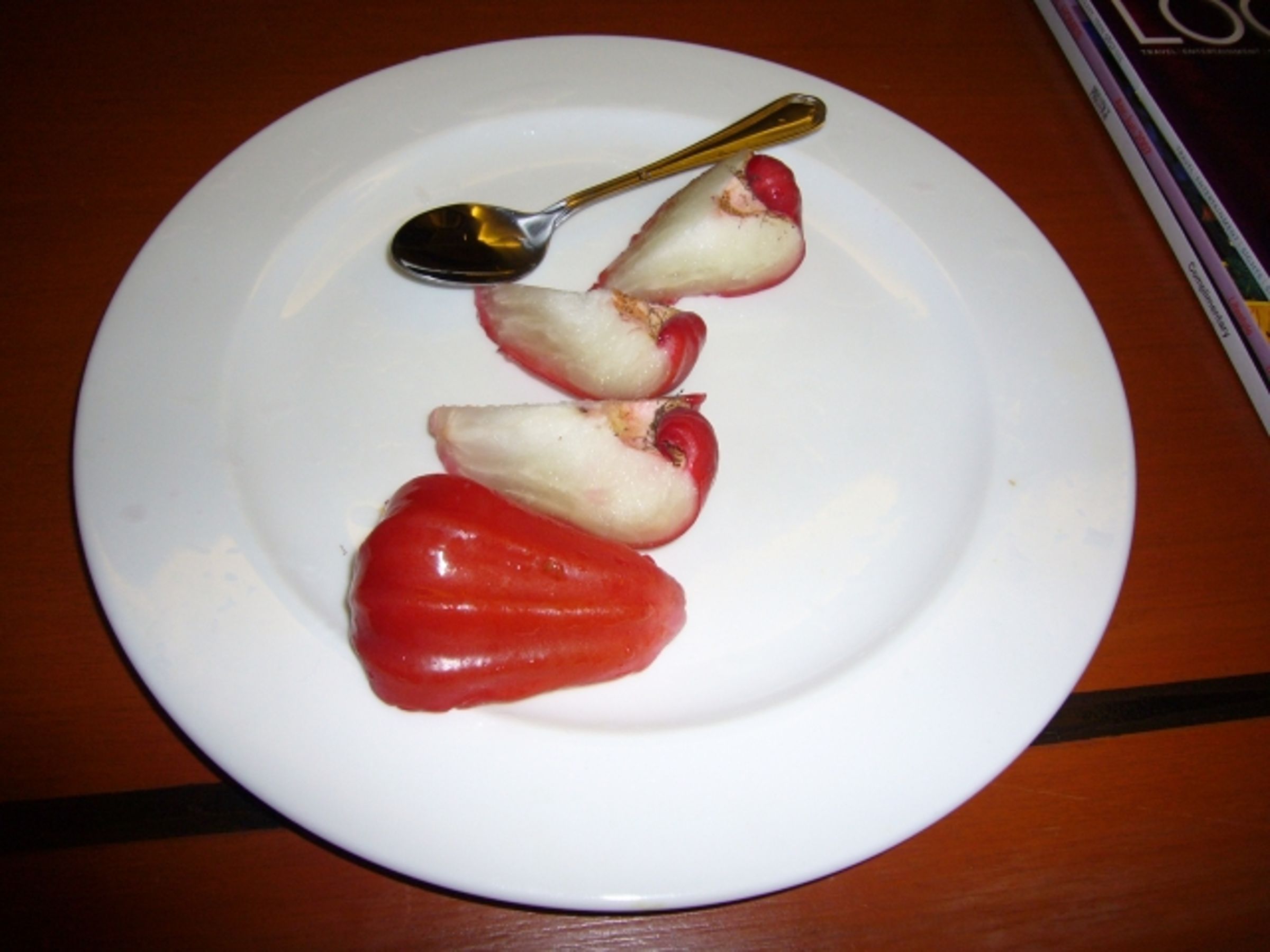 蓮霧也有特殊的「沾醬」吃法,加上蒜末、醬油可以品嘗不同風味。(示意圖,photoAC)