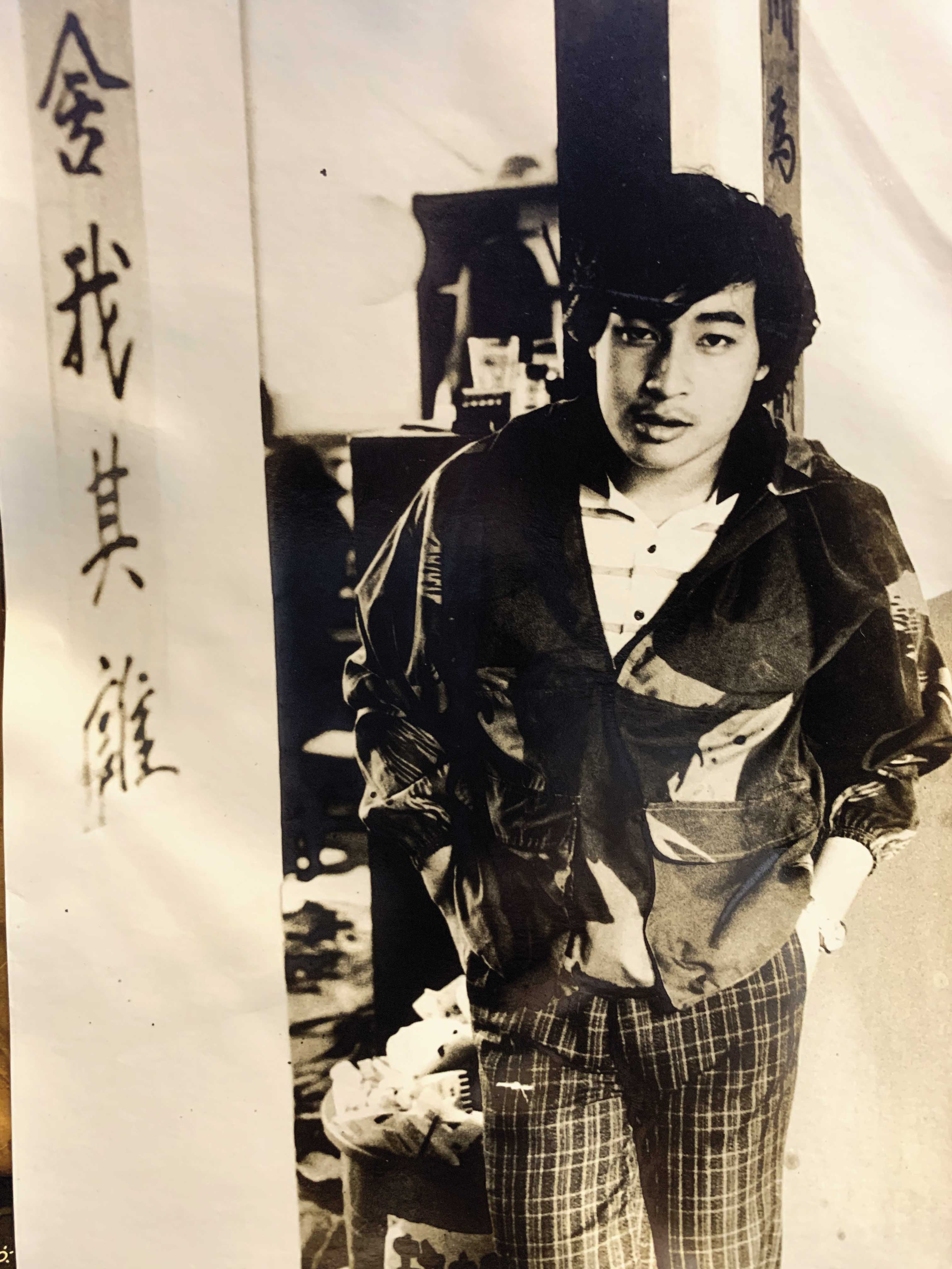 吳叡人就讀台大政治系時擔任大學新聞社總編輯,社團辦公室(台大學生活動中心238室)貼著「舍我其誰」標語。(吳叡人提供)