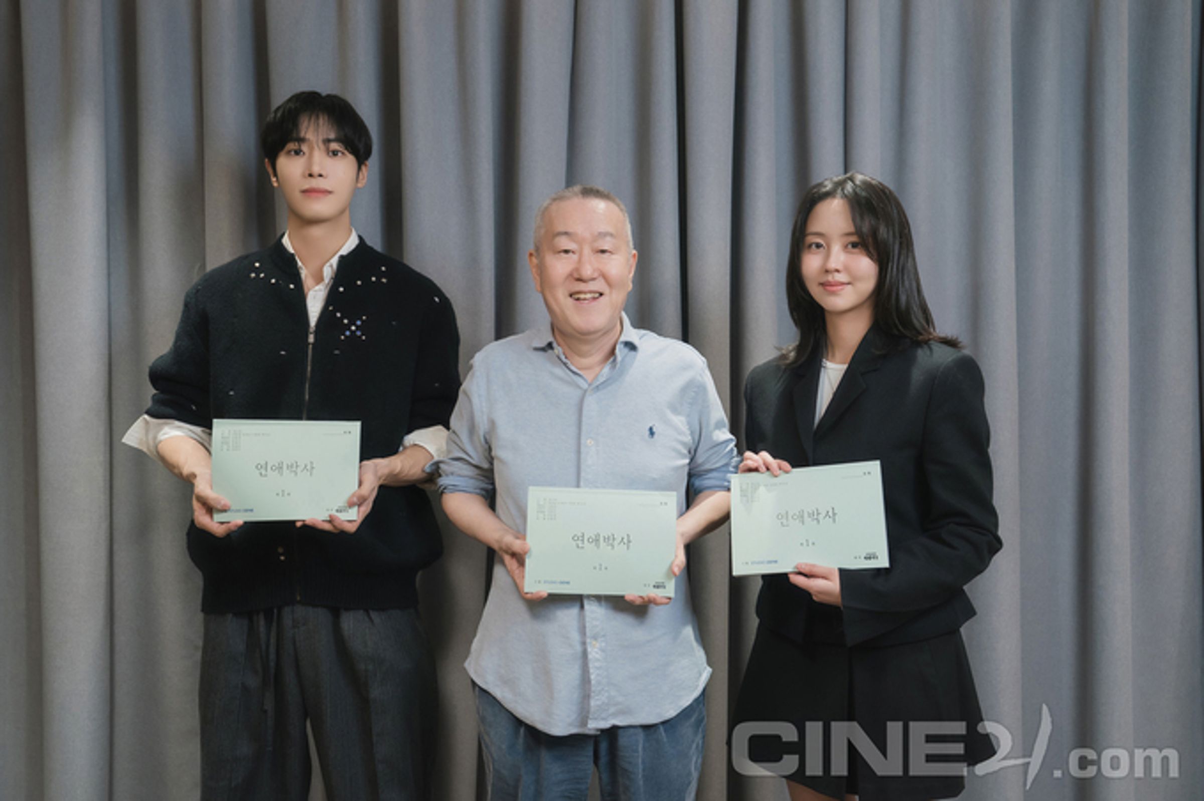 安畔錫執導《戀愛博士》，與主演秋泳愚、金所泫及劇組演員進行劇本讀本，這也成為他生前最後一部作品。（翻攝CINE21.com）