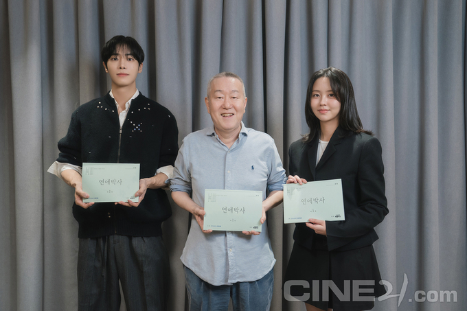 安畔錫執導《戀愛博士》,與主演秋泳愚、金所泫及劇組演員進行劇本讀本,這也成為他生前最後一部作品。(翻攝CINE21.com)