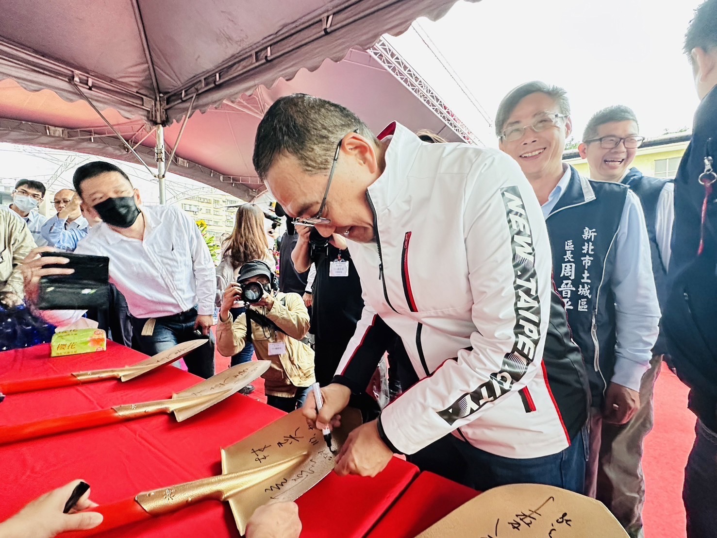 侯友宜與林奕華在金鏟子上簽名。（新北市捷運工程局提供）